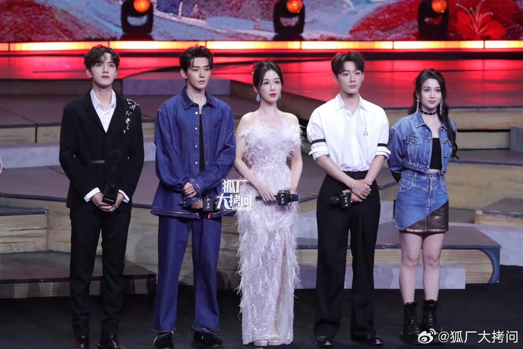 Concert phim 'Trường Tương Tư' do Dương Tử, Trương Vãn Ý, Đặng Vi, Đàn Kiện Thứ tổ chức mới đây bị ném đá vì thiếu sự đầu tư, bầu không khí gượng gạo, phần trò chơi nhàm chán. Nhiều người cho rằng đã bỏ phí tiền khi mua vé tham gia, thậm chí so sánh với concert 'Liên Hoa Lâu' vừa tổ chức thành công trước đó không lâu.