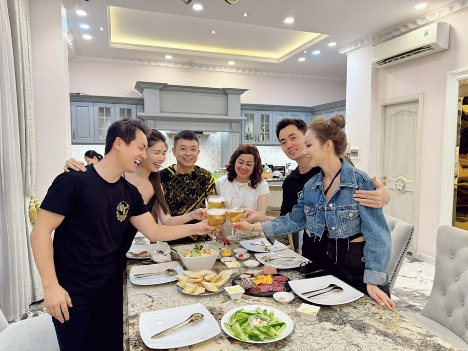 Gia đình Đăng Khôi có nhiều khoảnh khắc đáng nhớ cùng bạn bè, người thân trong căn nhà này