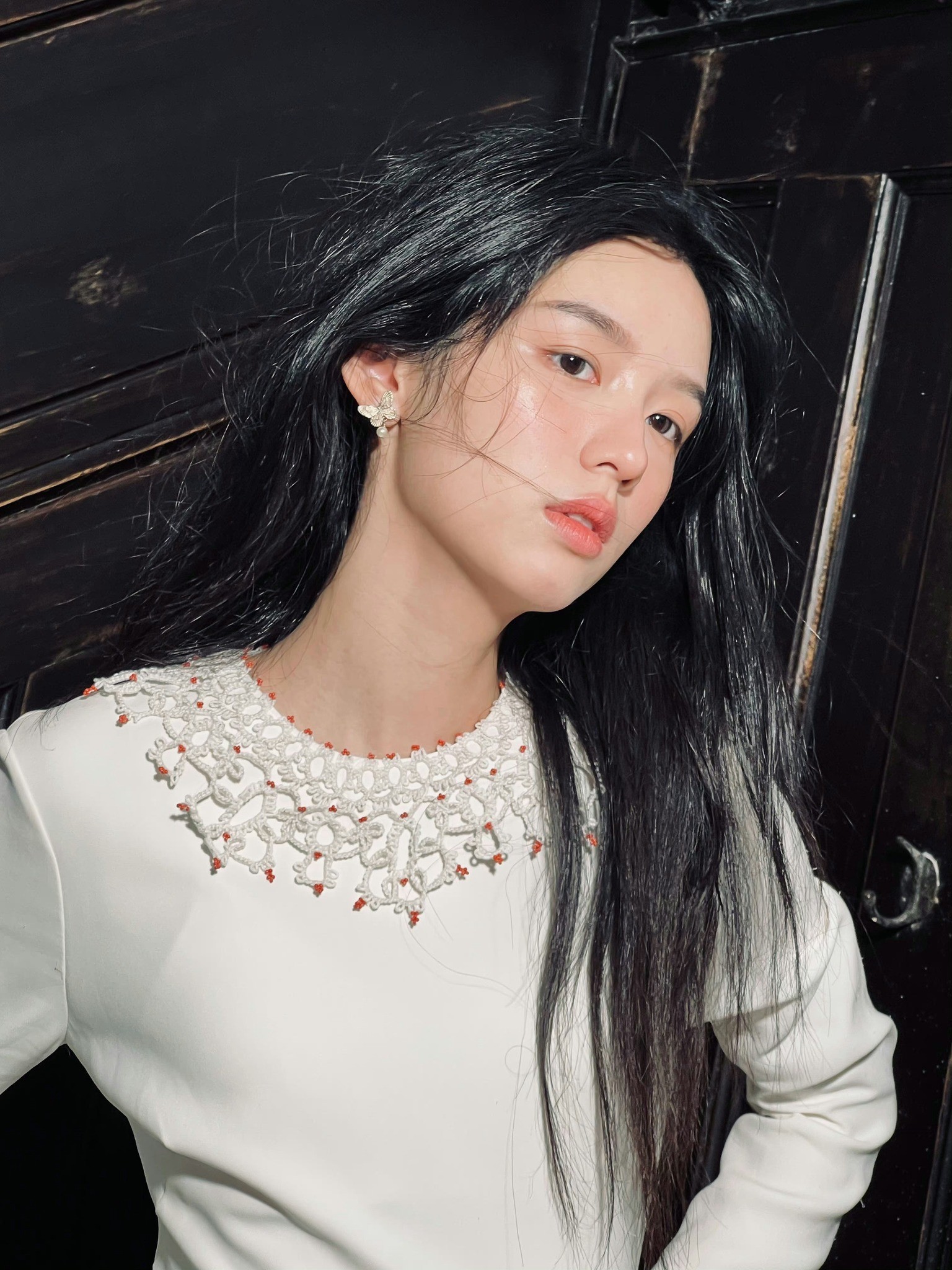 Làn da căng bóng không tì vết của Châu Dã gây sốt