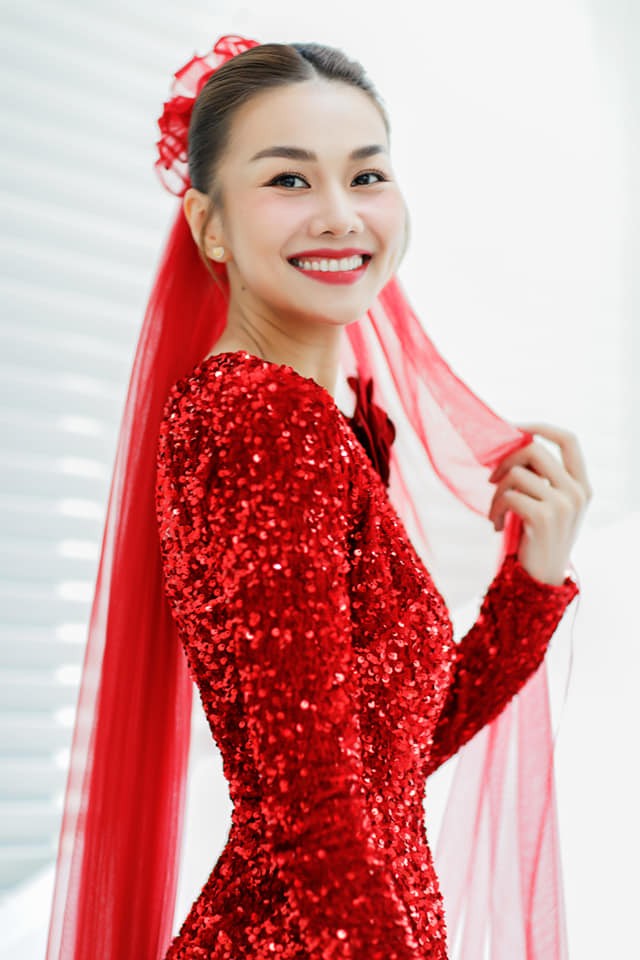 'Cô dâu tháng 10' Thanh Hằng hé lộ ảnh mặc váy cưới siêu rực rỡ, nhan sắc đỉnh cao gây sốt - Ảnh 2