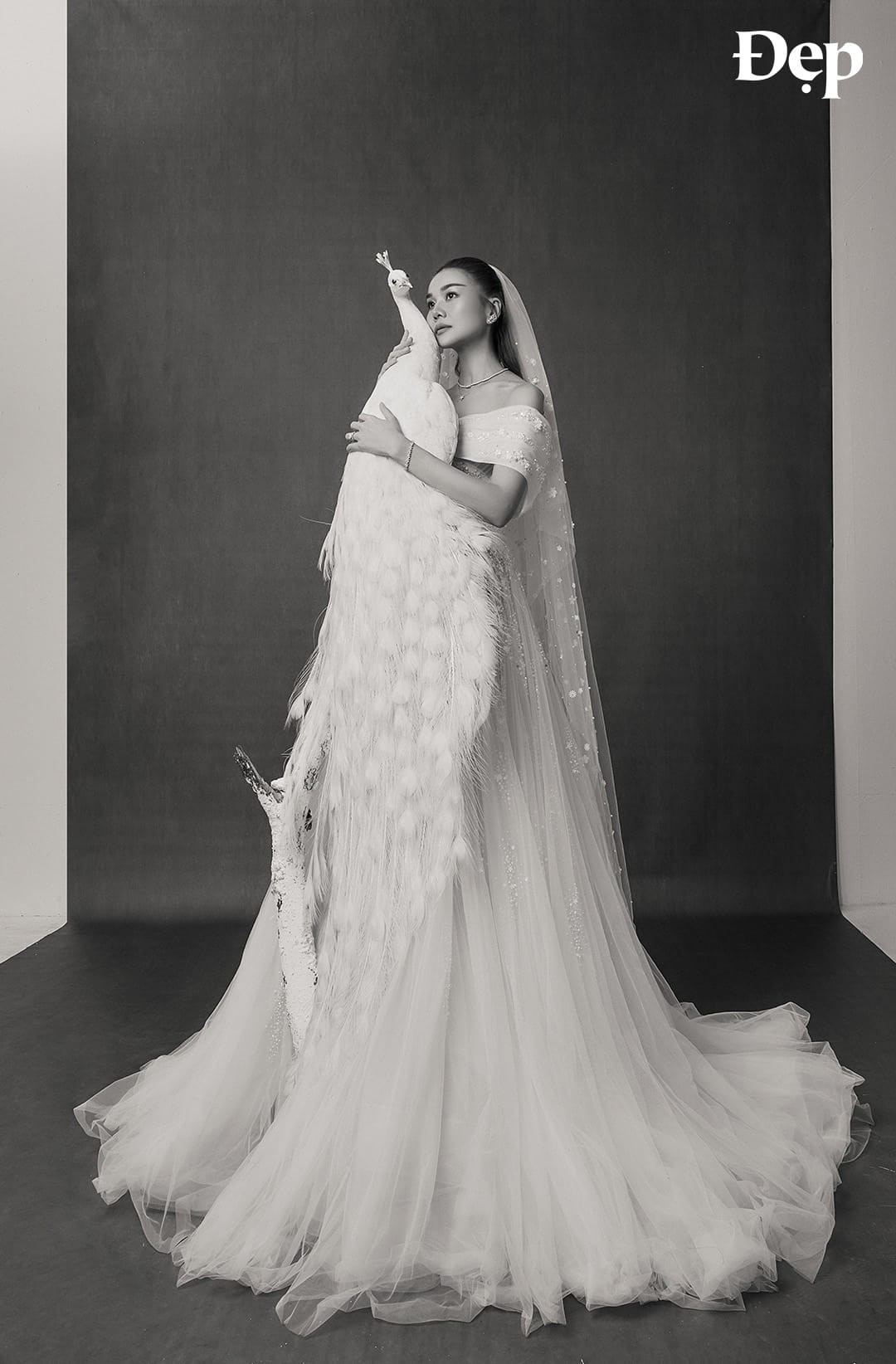 Thanh Hằng hé lộ loạt hình ảnh về đám cưới nhưng quyết tâm không để ông xã lộ mặt trên mạng xã hội