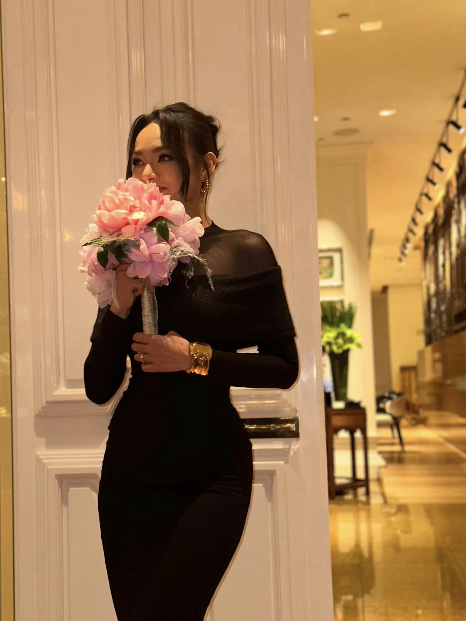 Mai Ngô ngỡ ngàng khi bắt được hoa cưới trong hôn lễ Thanh Hằng, phải chăng là 'tín hiệu vũ trụ'? - Ảnh 1