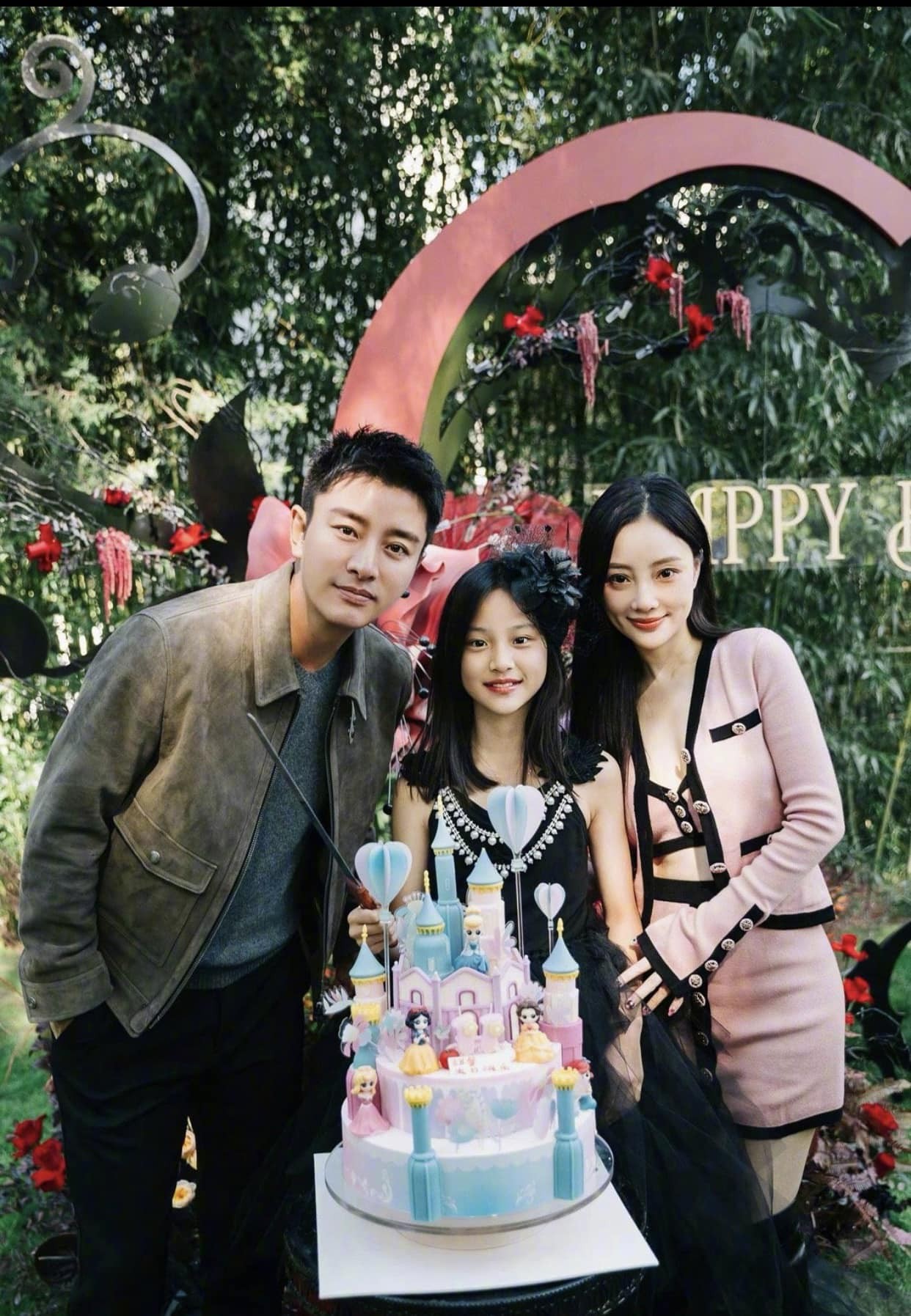 Giả Nãi Lượng và Lý Tiểu Lộ lần đầu xuất hiện trong khung hình, cùng tổ chức sinh nhật bé Điềm Hinh sau khi cả hai ly hôn năm 2019