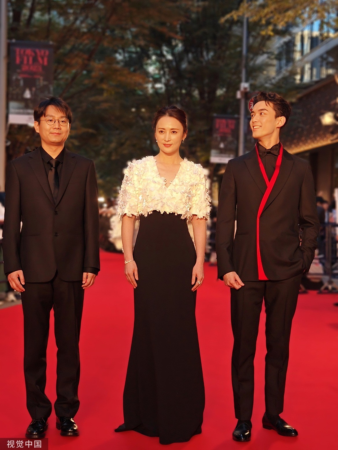 Đạo diễn Cố Hiểu Cương, nữ diễn viên Tưởng Cần Cần và Ngô Lỗi xuất hiện tại thảm đỏ Liên hoan phim Tokyo 2023. Bộ phim 'Thảo Mộc Nhân Gian' do Ngô Lỗi và Tưởng Cần Cần đóng chính đã lọt vào hạng mục tranh giải chính của LHP lần này.