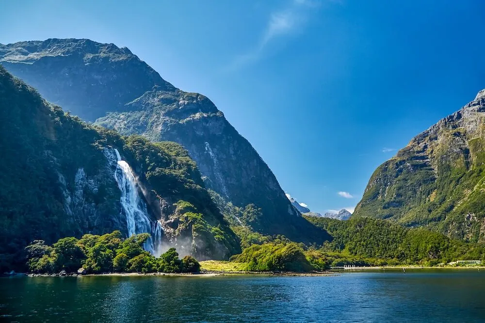 Thác Bowen tại Milford Sound ở Công viên Quốc gia Fiordland, Southland, New Zealand. Ảnh: Peter Unger / Stone / Getty