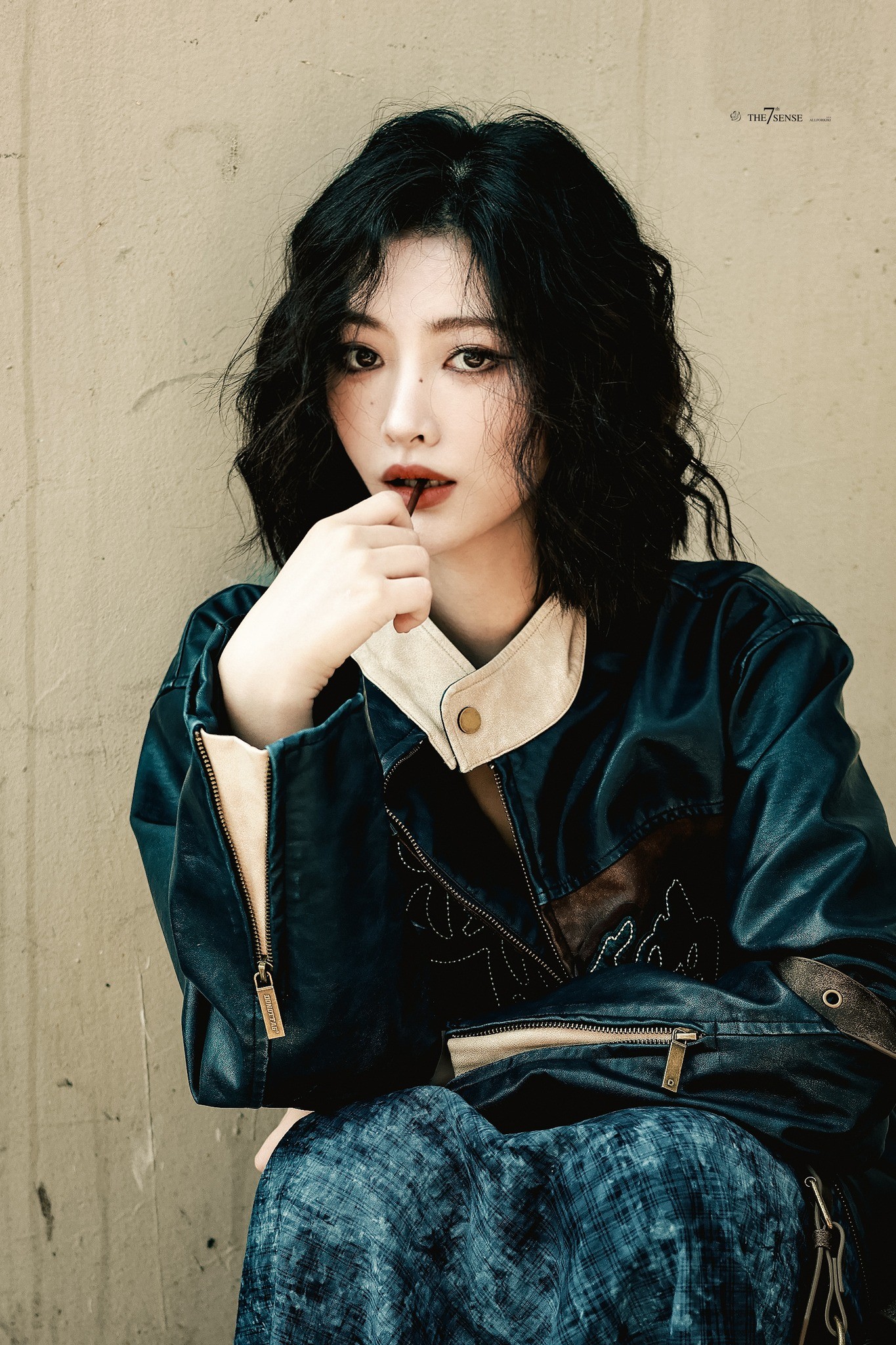 Hứa Giai Kỳ (THE9) gặp vấn đề sức khoẻ trước thềm concert của nhóm: khó thở, thường xuyên sốt cao, trật khớp xướng, cơ xương chèn ép dây thần kinh gây đau thắt lưng, khó thở, tê và run tay chân,…