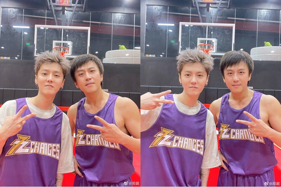 Đặng Siêu khoe ảnh chơi bóng rổ cùng Lộc Hàm kèm caption hài hước: 'Xét theo mọi góc độ, nhìn đều là người bằng tuổi nhau'.