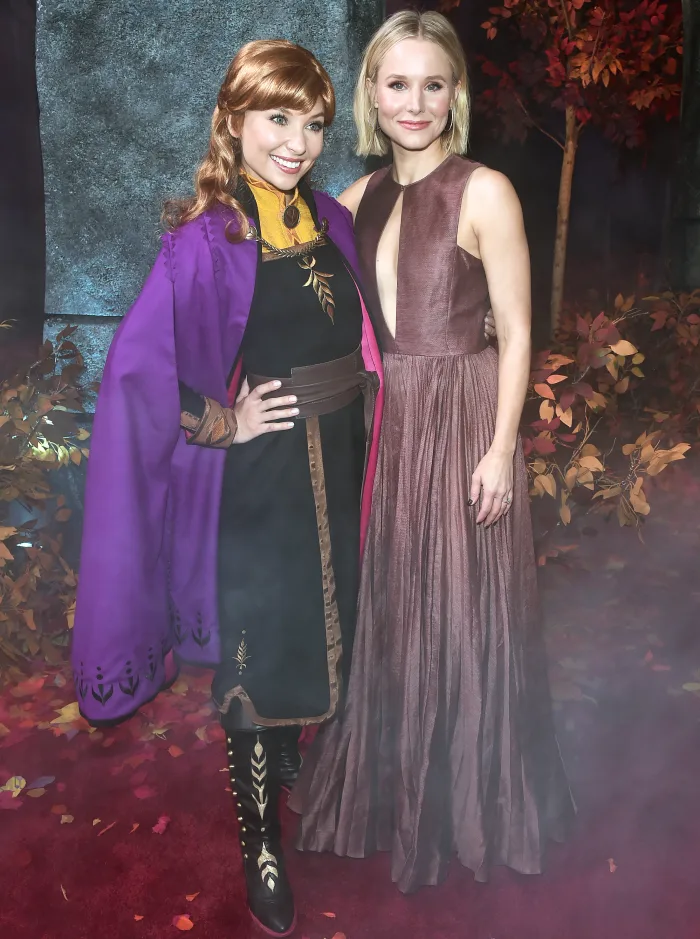 Từ trái sang phải: Anna và nữ diễn viên Kristen Bell tham dự buổi ra mắt thế giới bộ phim 'Frozen 2' của Disney tại Nhà hát Dolby của Hollywood vào ngày 7/11/2019 tại Hollywood, California. Ảnh: Alberto E. Rodriguez/Getty Images via Disney Từ trái sang phải: Anna và nữ diễn viên Kristen Bell tham dự buổi ra mắt thế giới bộ phim 'Frozen 2' của Disney tại Nhà hát Dolby của Hollywood vào ngày 7/11/2019 tại Hollywood, California. Ảnh: Alberto E. Rodriguez/Getty Images via Disney