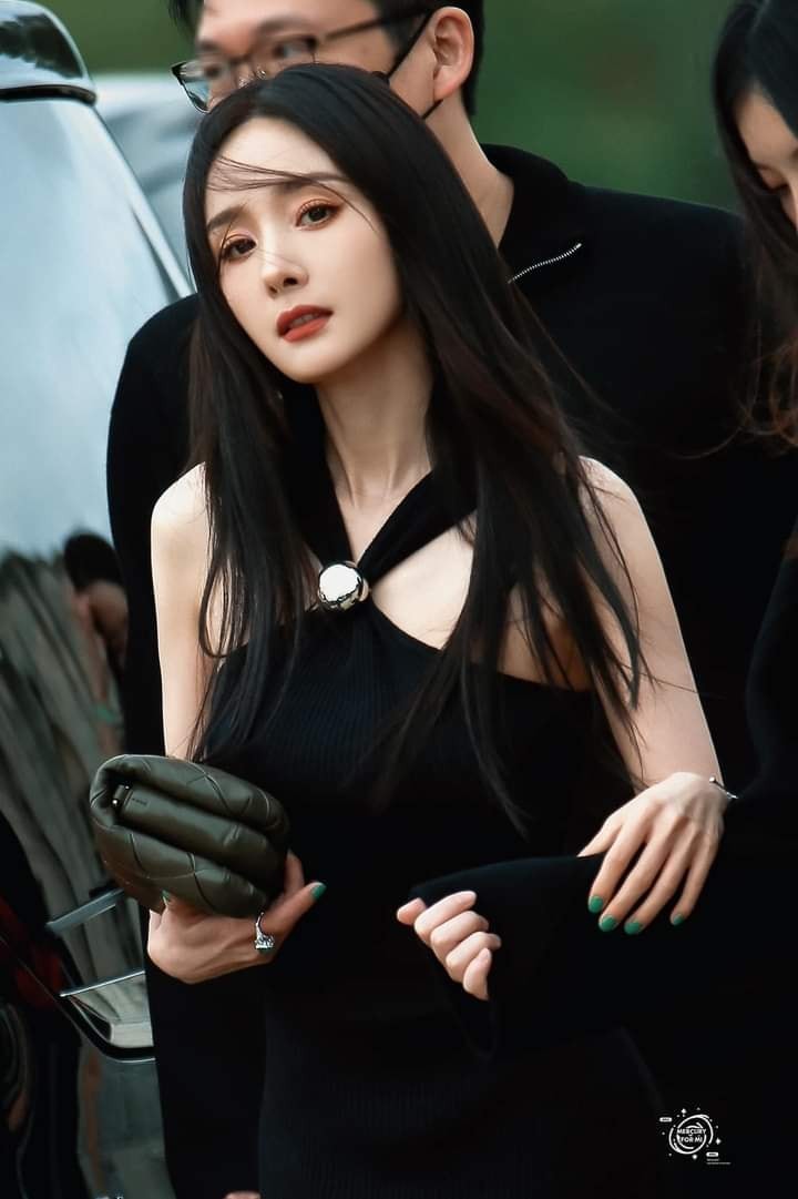 Dương Mịch kiện thắng anti-fan: Theo đó, tài khoản anti fan của Dương Mịch phải quay video dài 3 phút, viết thư tay xin lỗi và bồi thường tới nữ nghệ sĩ. Đây cũng là video công khai xin lỗi đầu tiên trong lịch sử kiện anti của nền giải trí Trung Quốc.