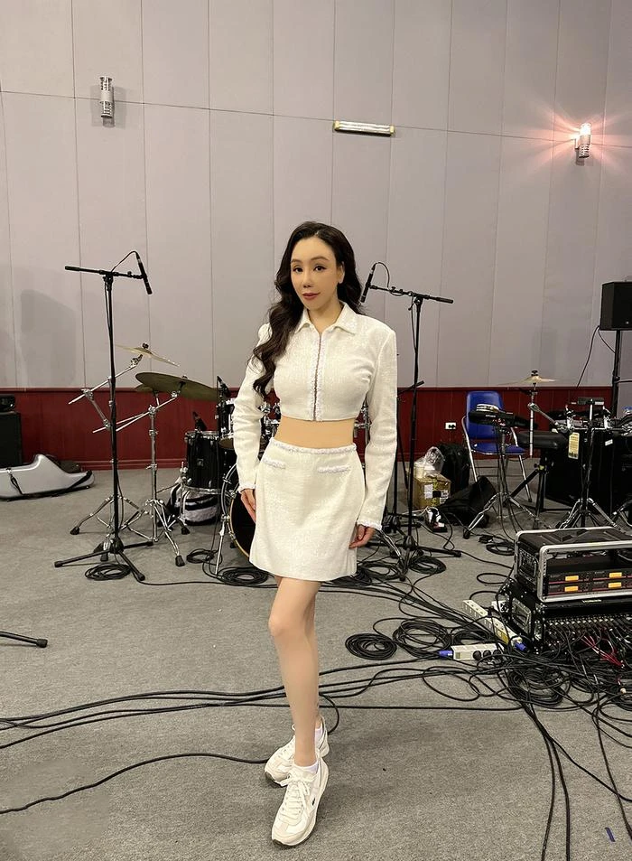Hồ Quỳnh Hương khoe vóc dáng cực 'đỉnh' với croptop và váy ngắn Hồ Quỳnh Hương khoe vóc dáng cực 'đỉnh' với croptop và váy ngắn