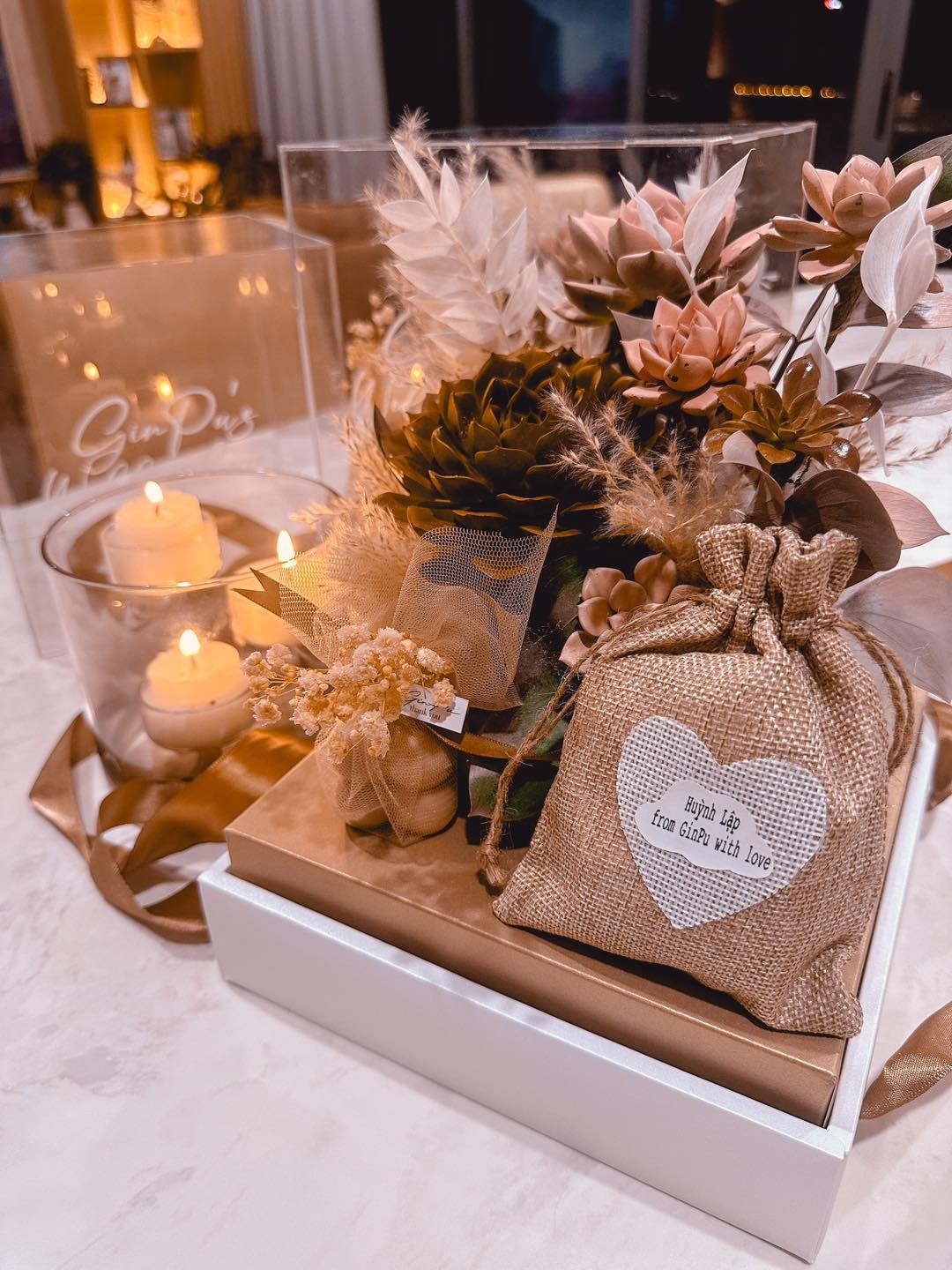 Thiệp được trang trí cực kì đẹp mắt với tont màu sang trọng