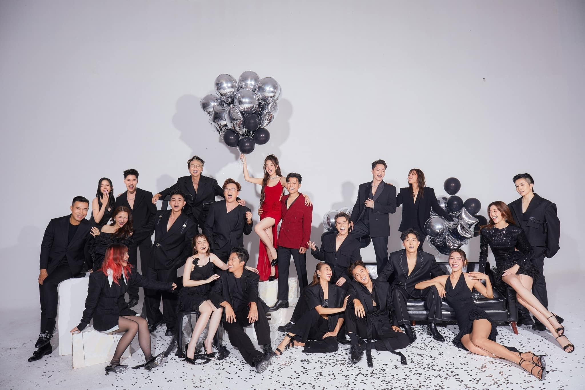 Trước đó, cặp đôi đã tung trọn bộ ảnh đặc biệt cùng loạt gương mặt nổi tiếng Vbiz là những người bạn, đồng nghiệp thân thiết khiến dân tình 'sốt sình sịch'