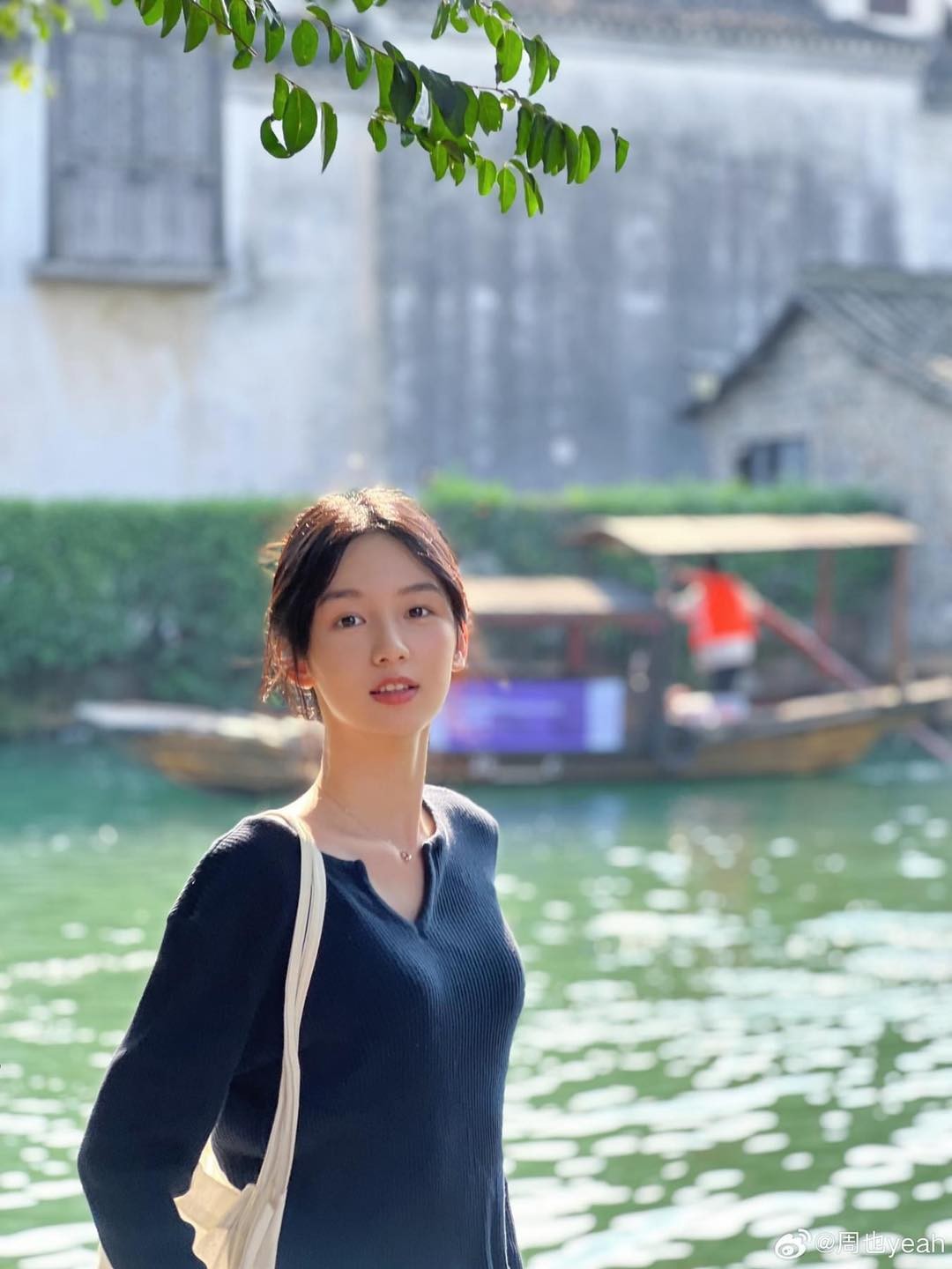 Châu Dã chia sẻ ảnh mới tại Ô Trấn với phong cách thanh thuần, đơn giản. Vừa qua Châu Dã đã tới đây tham dự Liên hoan sân khấu Ô Trấn