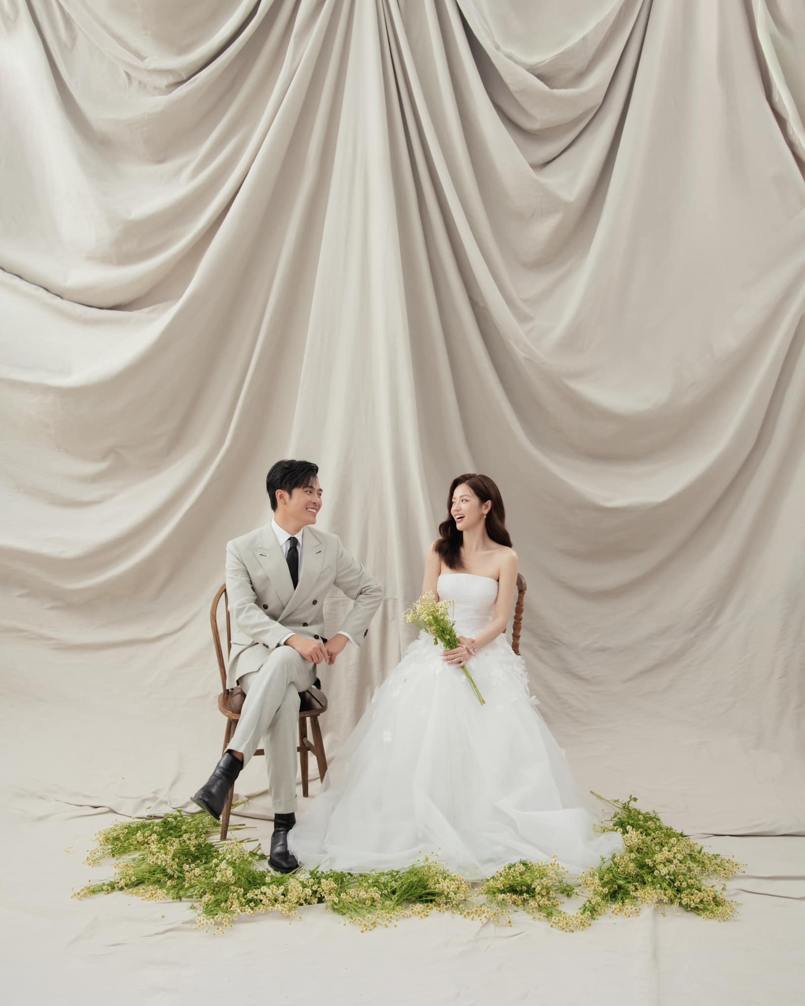 Visual của cô dâu chú rể nhận được cơn mưa lời khen 