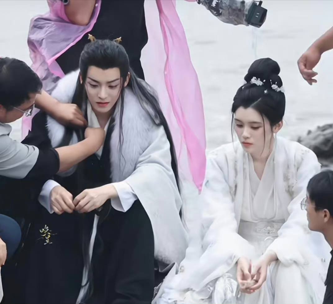 Hầu Minh Hạo và Hề Mộng Dao chung khung hình trong một cảnh quay của 'Đại Mộng Quy Ly'.