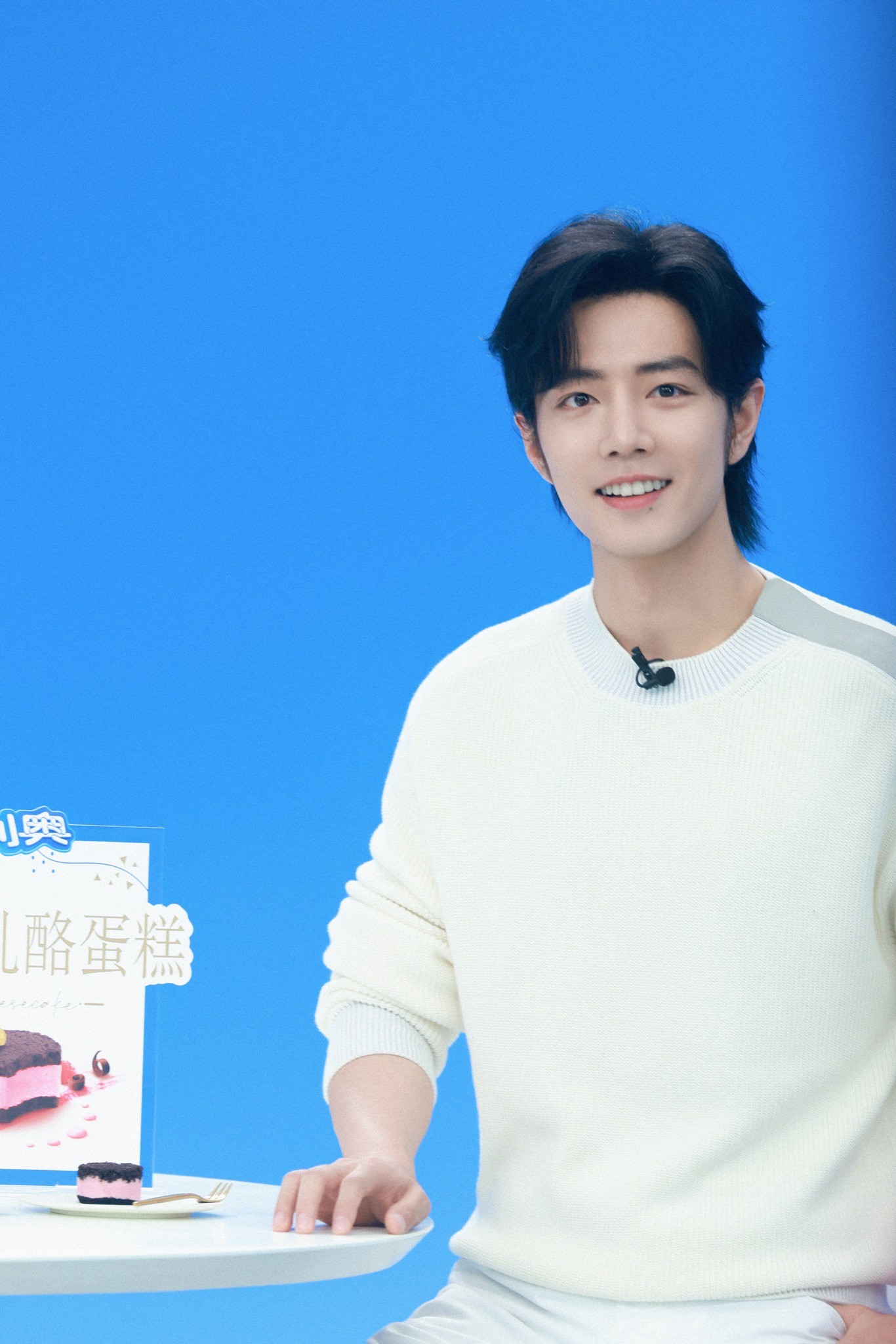 Tiêu Chiến mặc trang phục màu trắng nhẹ nhàng, thoải mái, cực điển trai tham gia livestream của thương hiệu Oreo 