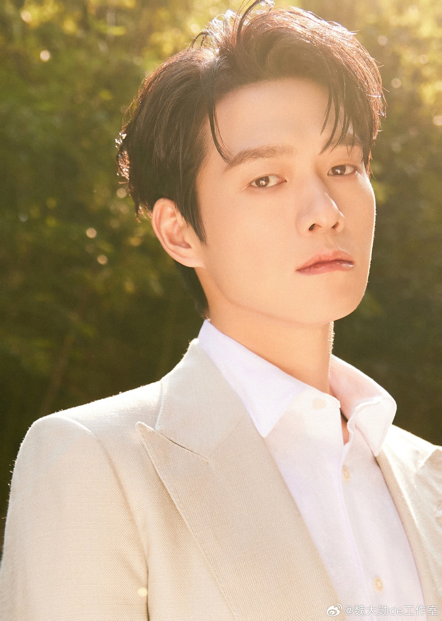 Ngụy Đại Huân lịch thiệp với trang phục vest tham gia livestream của thương hiệu nước hoa TF