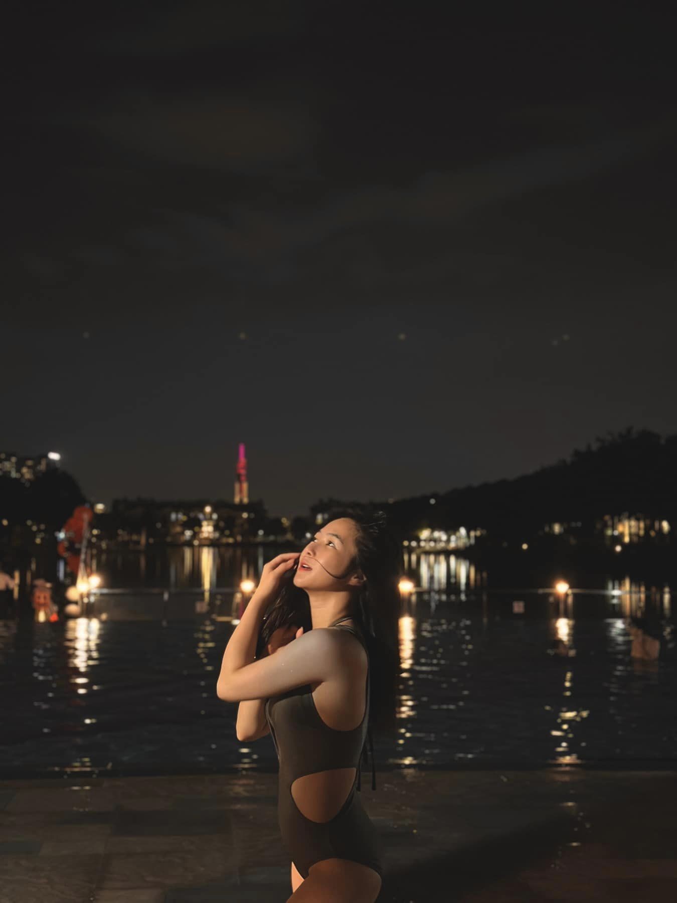 Hương Tràm diện áo tắm khoe body cực nuột bên hồ bơi hậu giảm cân - Ảnh 1