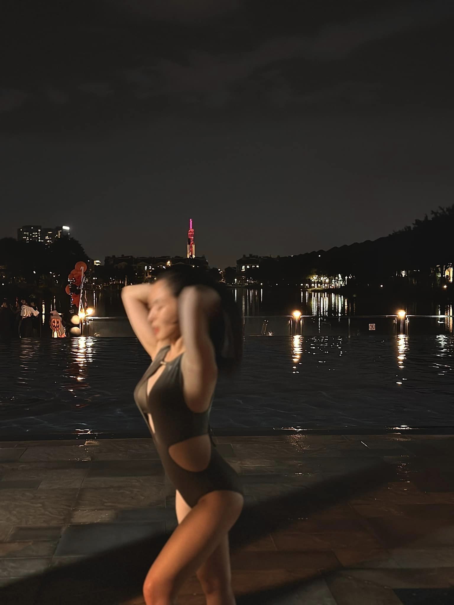 Hương Tràm diện bikini khoe body nóng bỏng với đường cong hoàn hảo