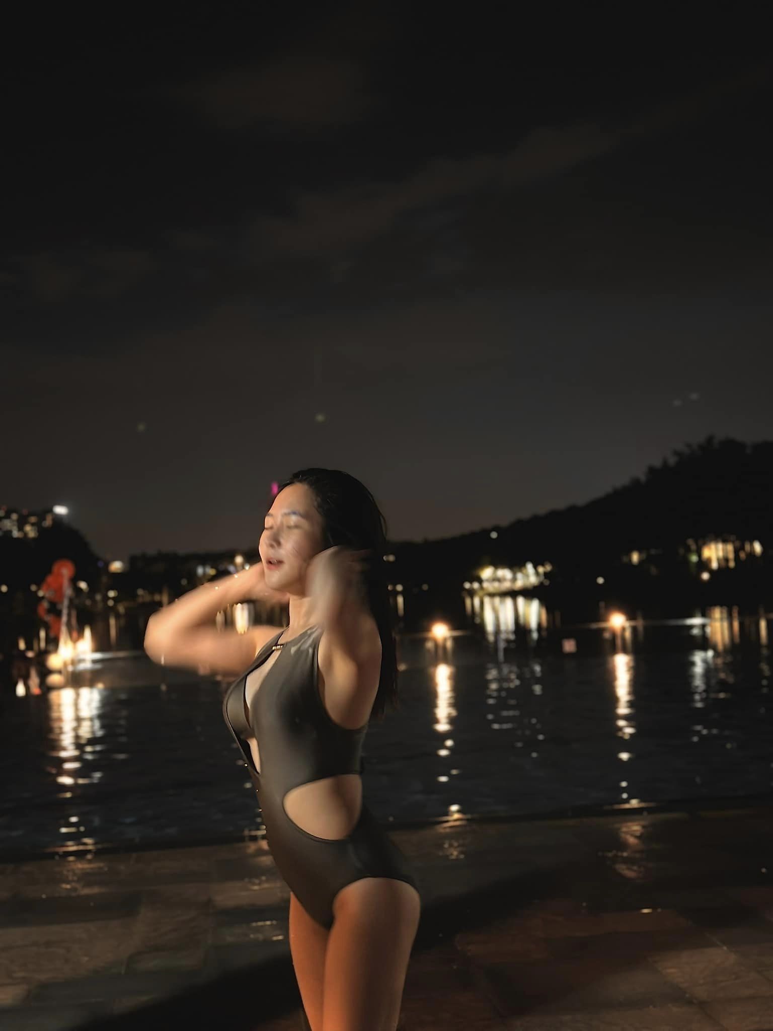 Hương Tràm diện áo tắm khoe body cực nuột bên hồ bơi hậu giảm cân - Ảnh 2