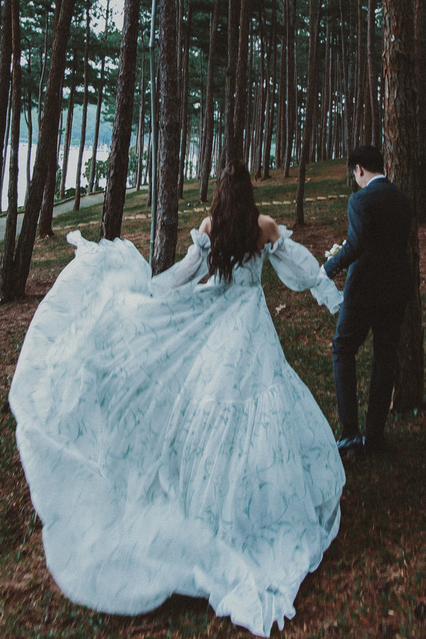 Khoảnh khắc tuyệt đẹp như bước ra từ một bộ phim của nữ siêu mẫu và ông xã 