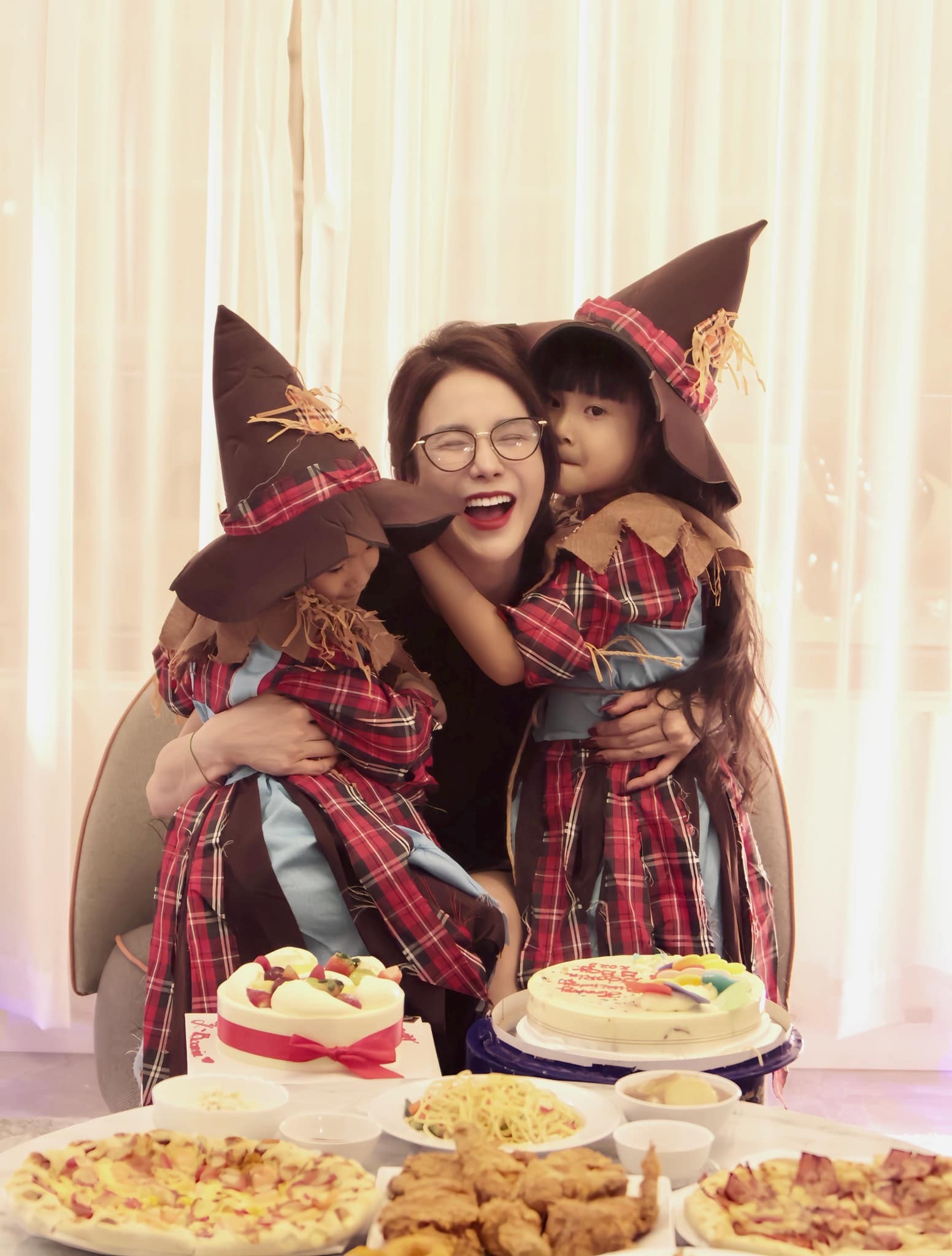 Khoảnh khắc hạnh phúc của ba mẹ con nhận được sự chú ý của công chúng