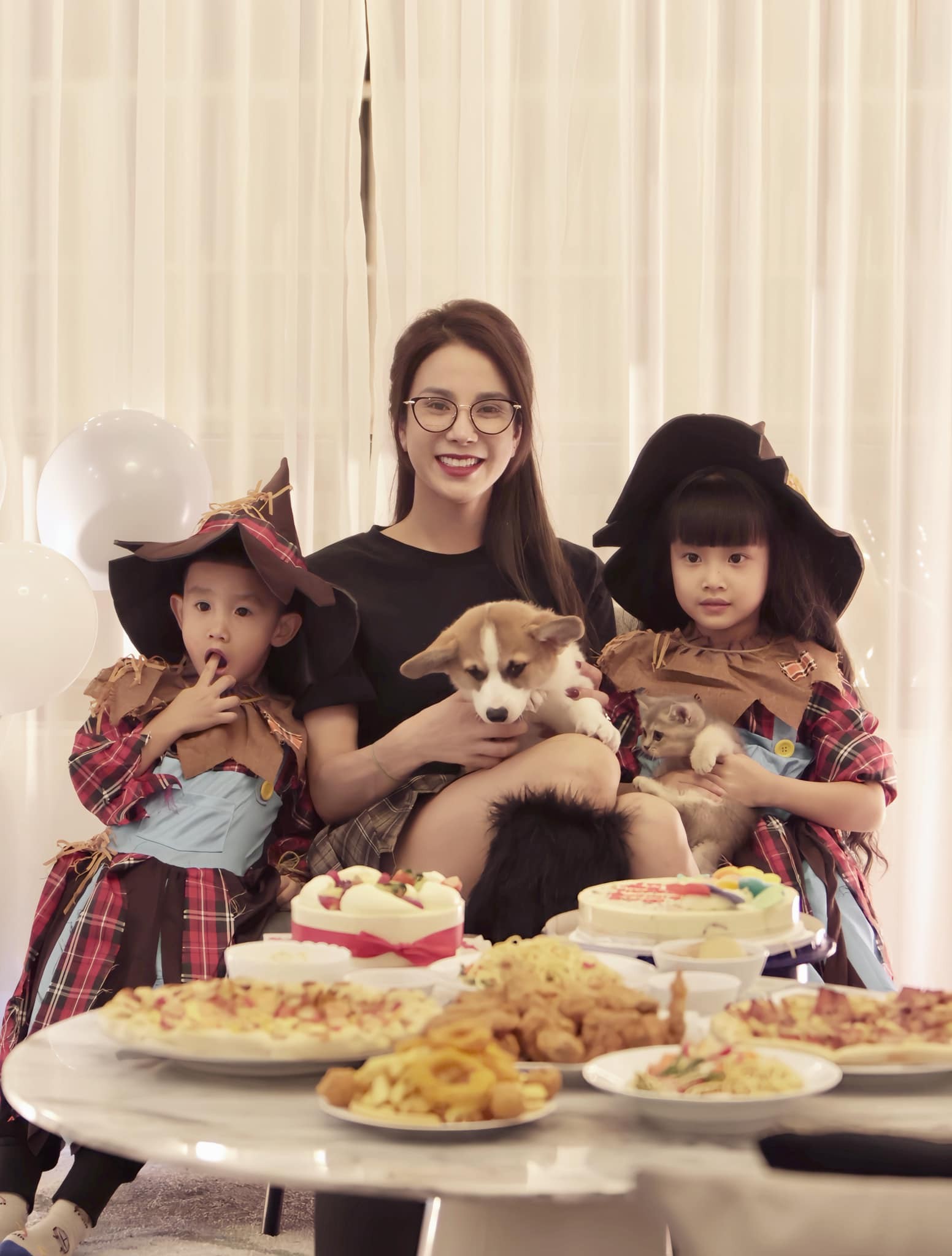 Diệp Lâm Anh khoe ảnh hạnh phúc cùng hai con đón Halloween