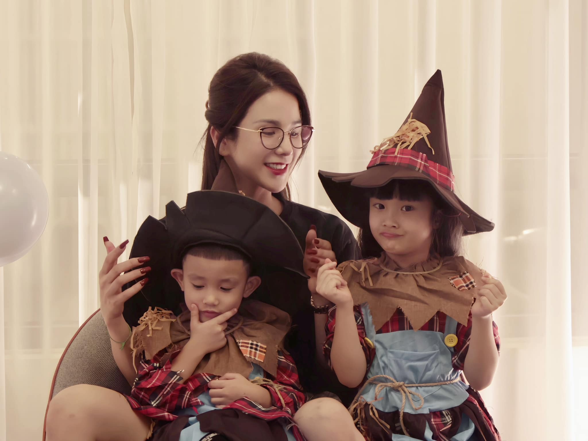 Diệp Lâm Anh đón Halloween cùng các con, tiết lộ sự trùng hợp ngỡ ngàng - Ảnh 1