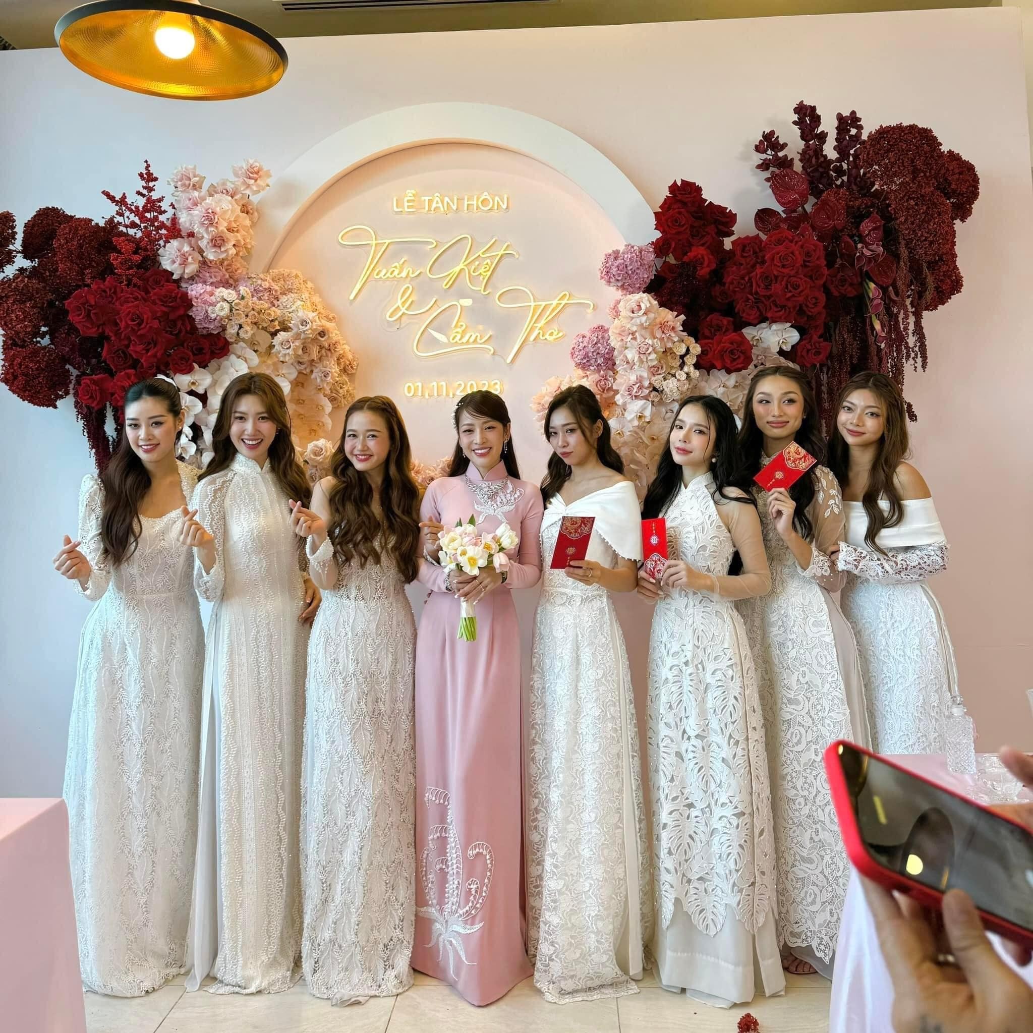 Dàn phù dâu, phù rể của đôi uyên ương cũng được chú ý trên mạng xã hội.