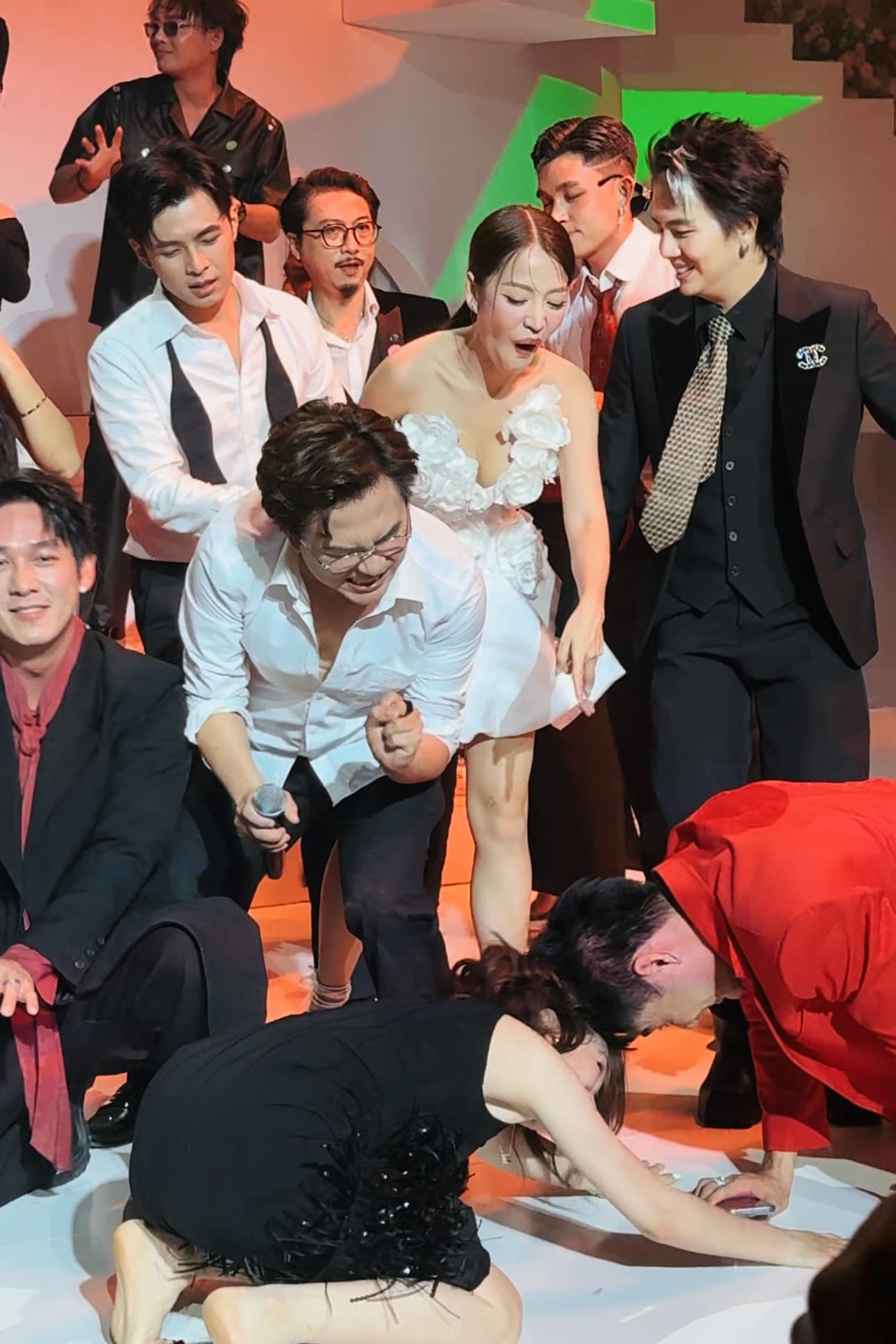 Hòa Minzy 'quậy' hết cỡ trong hôn lễ Puka và Gin Tuấn Kiệt