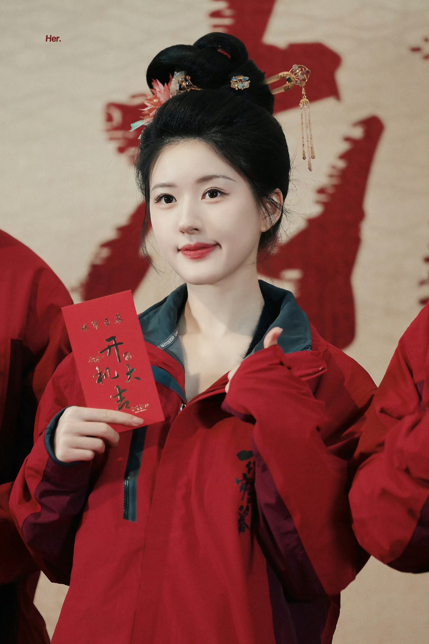 Bộ phim 'Rèm Ngọc Châu Sa' do Triệu Lộ Tư và Lưu Vũ Ninh đóng chính đã chính thức khai máy. Triệu Lộ Tư đã hơn nửa năm không nhận phim mới khiến fan lo lắng. Bộ phim gần nhất của Triệu Lộ Tư là 'Thần Ẩn', đóng máy từ đầu tháng 4 năm nay. Dù 'Rèm Ngọc Châu Sa' vấp phải nhiều sự phản đối của fan Triệu Lộ Tư nhưng bộ phim vẫn bấm máy như dự kiến.