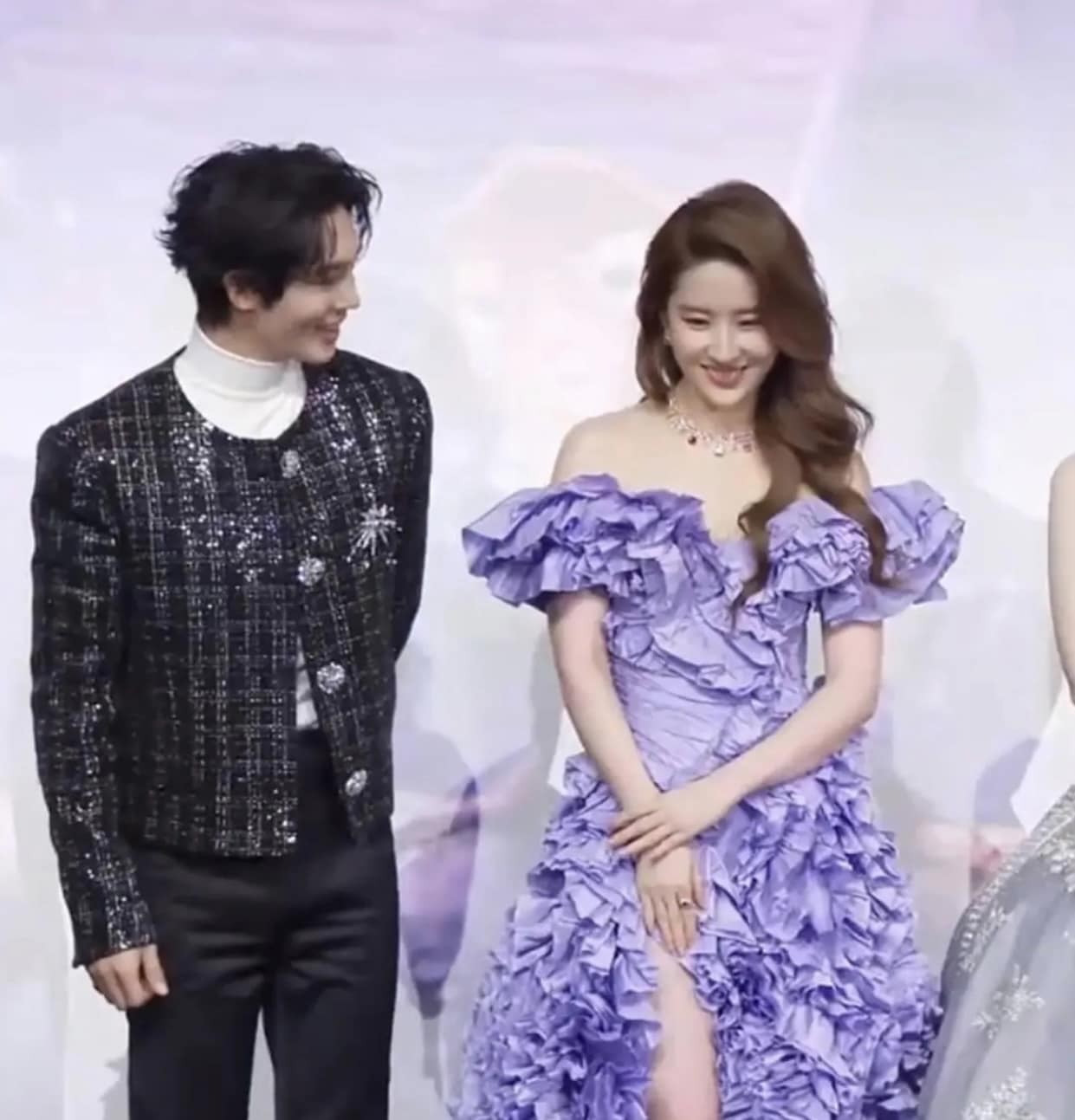 Lưu Diệc Phi và Vu Thích chung khung hình ra mắt phim Wish của Disney