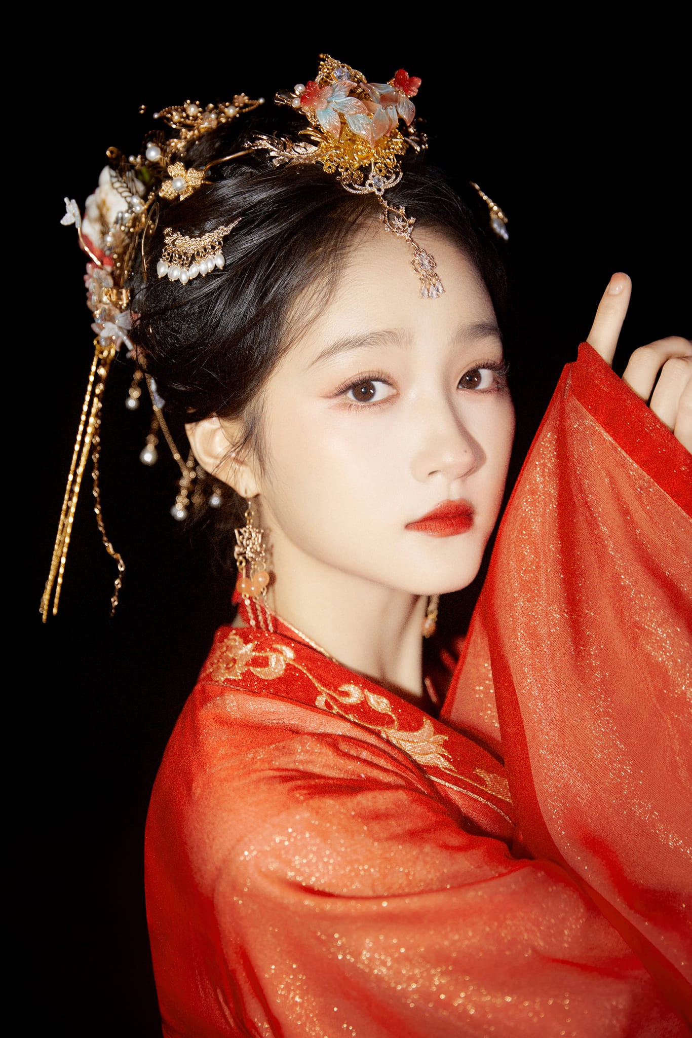 Quan Hiểu Đồng xinh đẹp trong tạo hình tham gia show Vương Bài Đối Bài 8.