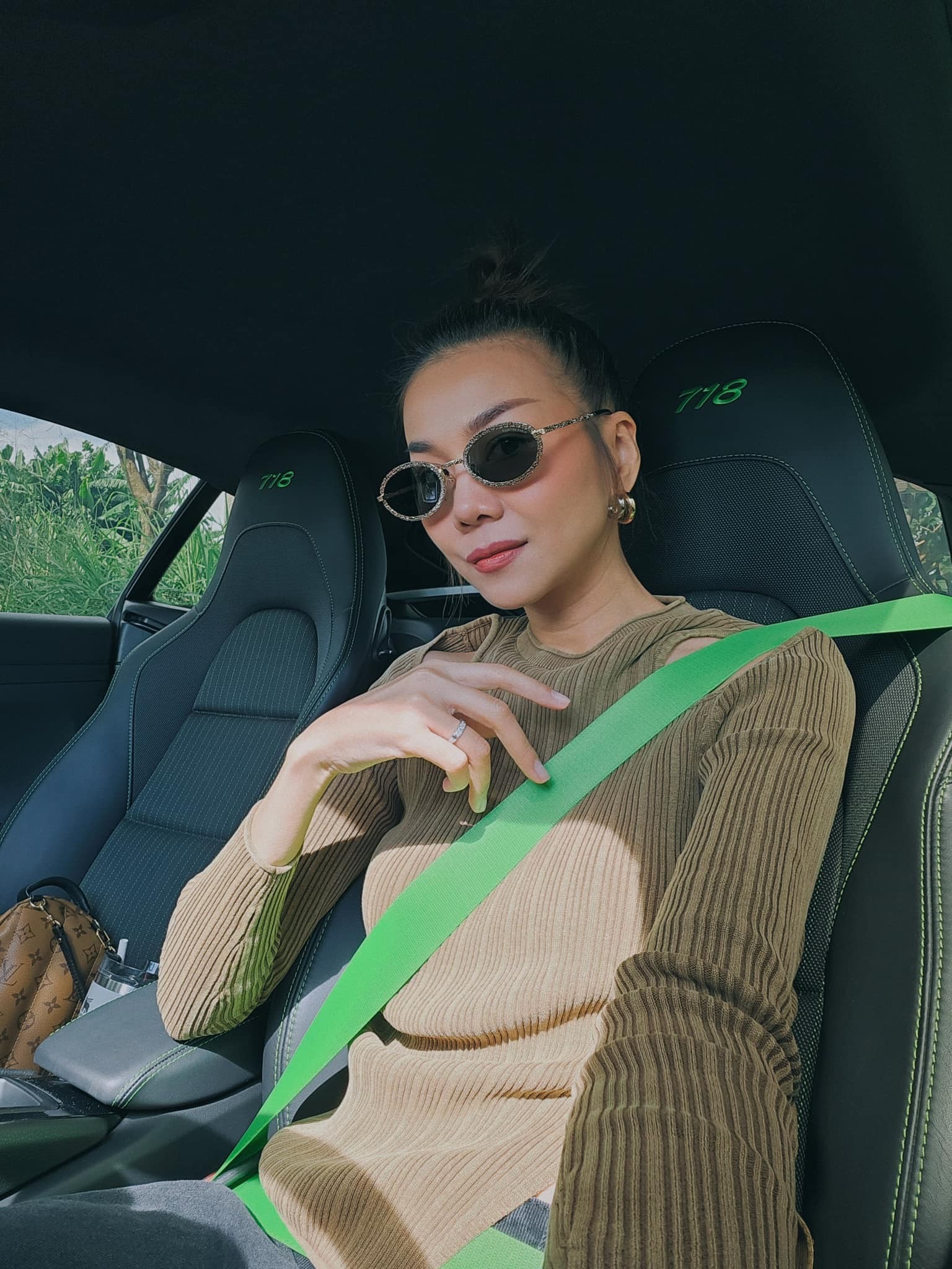 Sau màn khoe khả năng nấu ăn. Thanh Hằng chia sẻ ảnh selfie mới cực 'fashion' trong xe hơi chuẩn 'chị đại' làng mẫu kèm caption hài hước: 'Sau khi nấu ăn cho “ai đó” xong thì em lên đồ và đua xe thôi' Sau màn khoe khả năng nấu ăn. Thanh Hằng chia sẻ ảnh selfie mới cực 'fashion' trong xe hơi chuẩn 'chị đại' làng mẫu kèm caption hài hước: 'Sau khi nấu ăn cho “ai đó” xong thì em lên đồ và đua xe thôi'