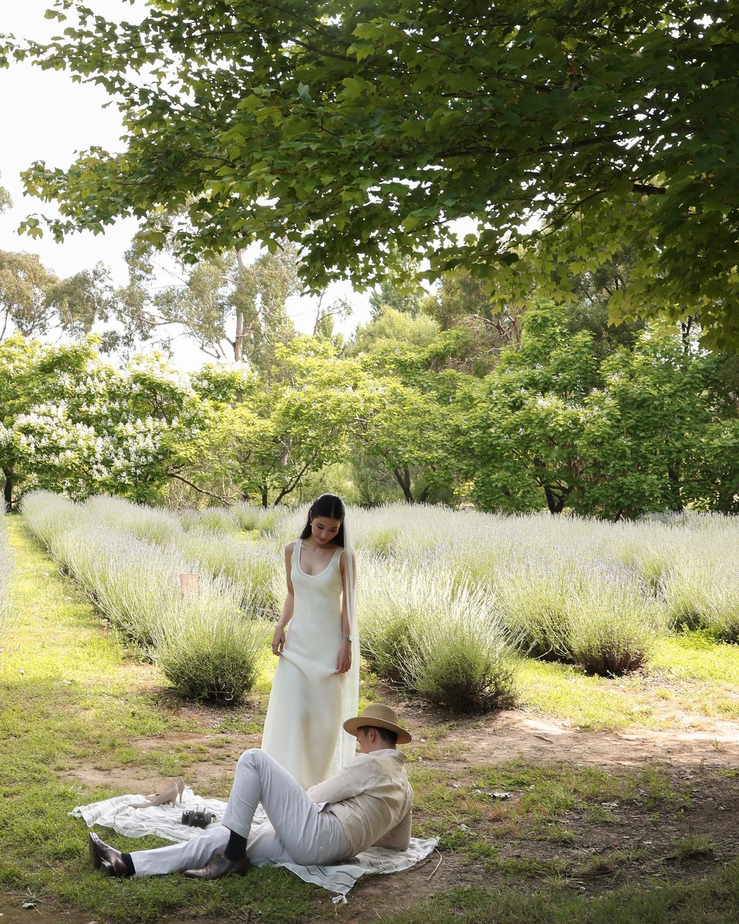 Diễm My 9X tung bộ ảnh cưới đẹp như mơ bên ông xã, được khen hết lời vì mời cưới cực khéo - Ảnh 3