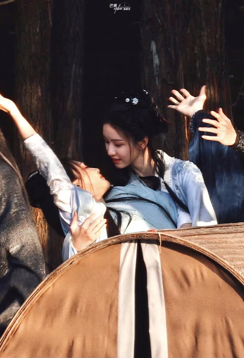 Trần Đô Linh đỡ Bành Tiểu Nhiễm trên phim trường Đại Mộng Quy Ly khiến dân tình phát sốt