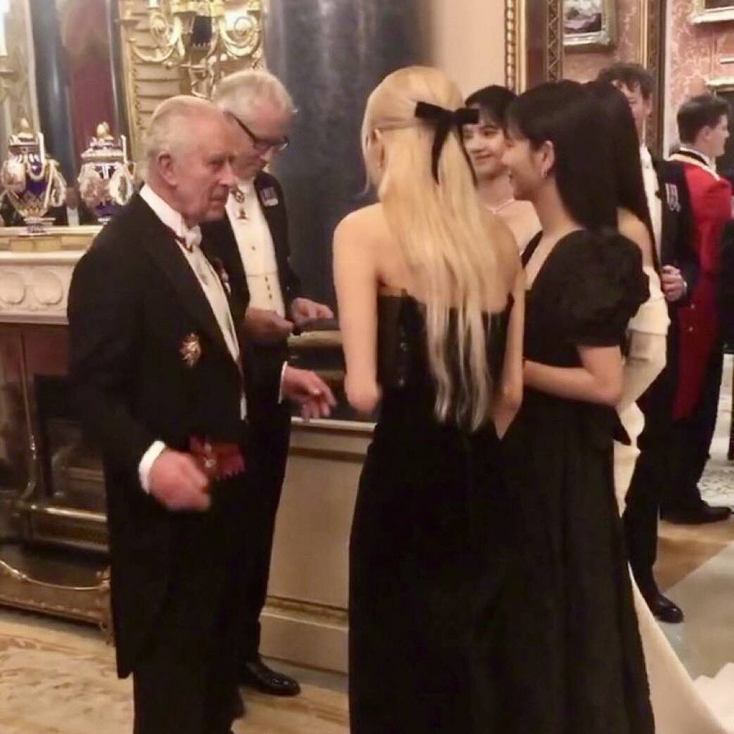 Khoảnh khắc BLACKPINK trò chuyện cùng Vua Charles III tại buổi Quốc yến ở Cung điện Buckingham