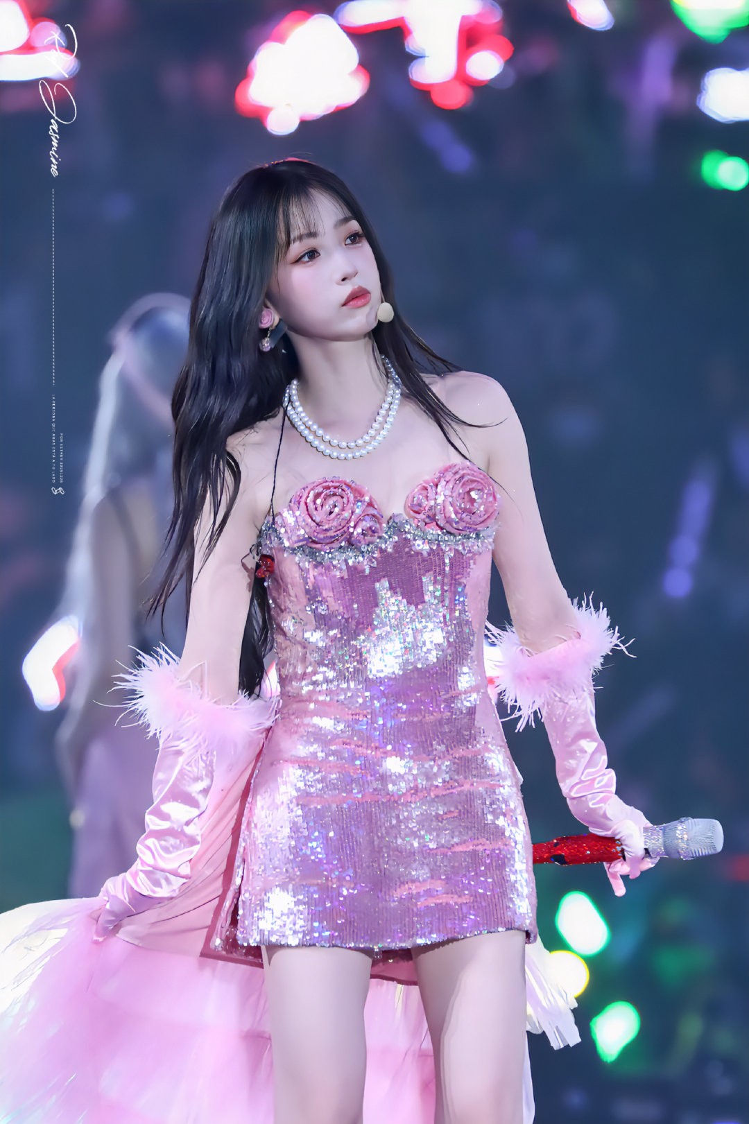 Ngu Thư Hân kiện 'đại fan' của Vương Hạc Đệ. Một tài khoản có tên 'Thâm lam hải dương cầu'đã bị Ngu Thư Hân kiện và phải lên báo công khai xin lỗi nữ diễn viên ngày hôm nay. Tài khoản này được cho là 'đại fan' của Vương Hạc Đệ, trước đó cũng từng bị phía Thành Nghị 'điểm danh' vì các bài viết gây tranh cãi.