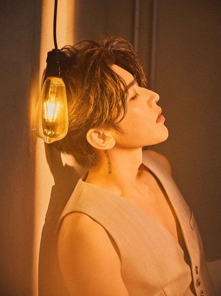 Sau một thời gian vắng bóng giới Cbiz từ drama chấn động trước đó, mới đây, Thái Từ Khôn đã cho ra bài hát mới 'Spotlight' và nhận được phản hồi khá tốt.