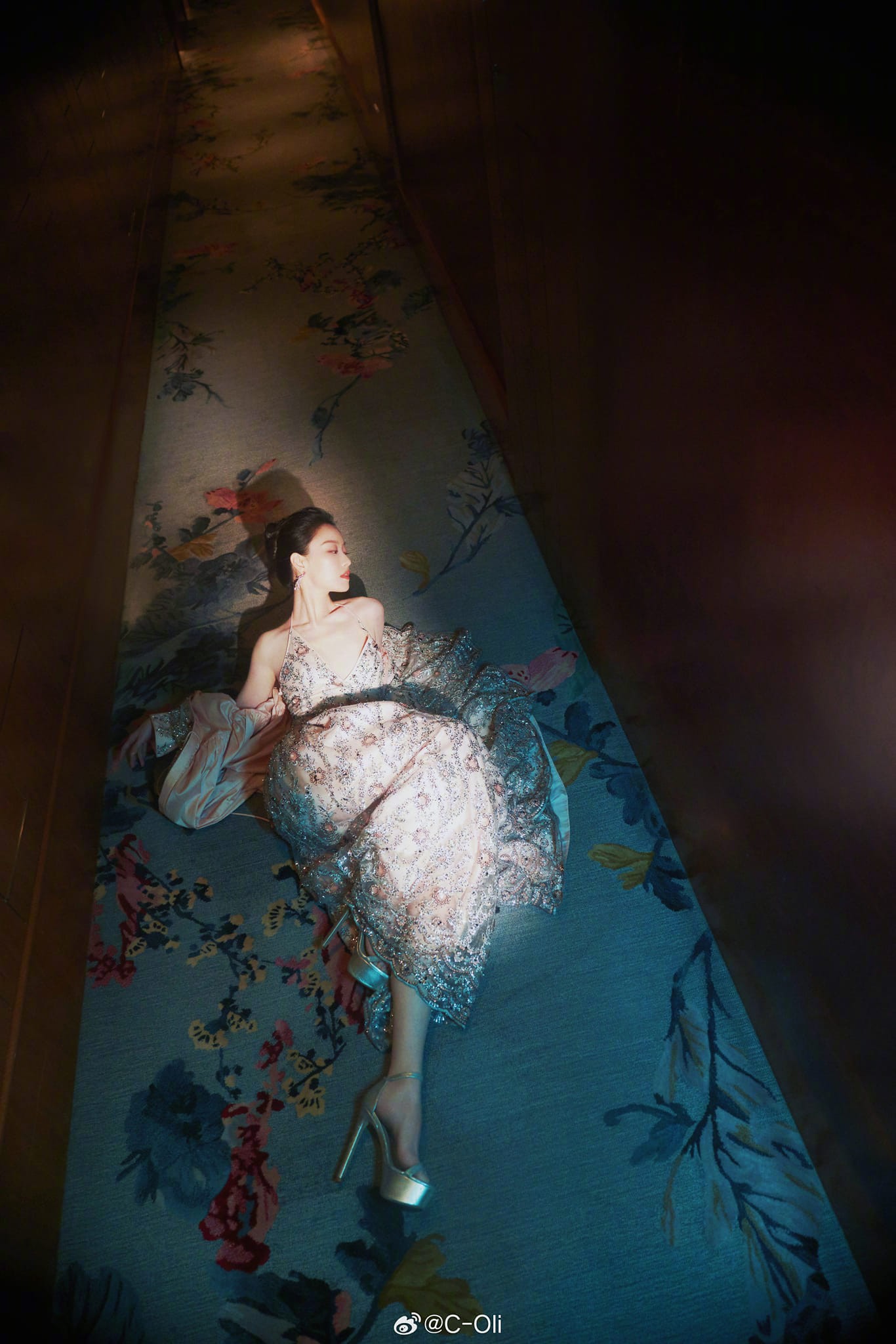 Nghê Ni mặc chiếc váy thêu màu hồng nhạt lấp lánh thuộc BST Xuân Hè 2024 của M essential kêt hợp trang sức Cindy Chao tham gia VOGUE Forces of Fashion tại Thượng Hải hôm nay