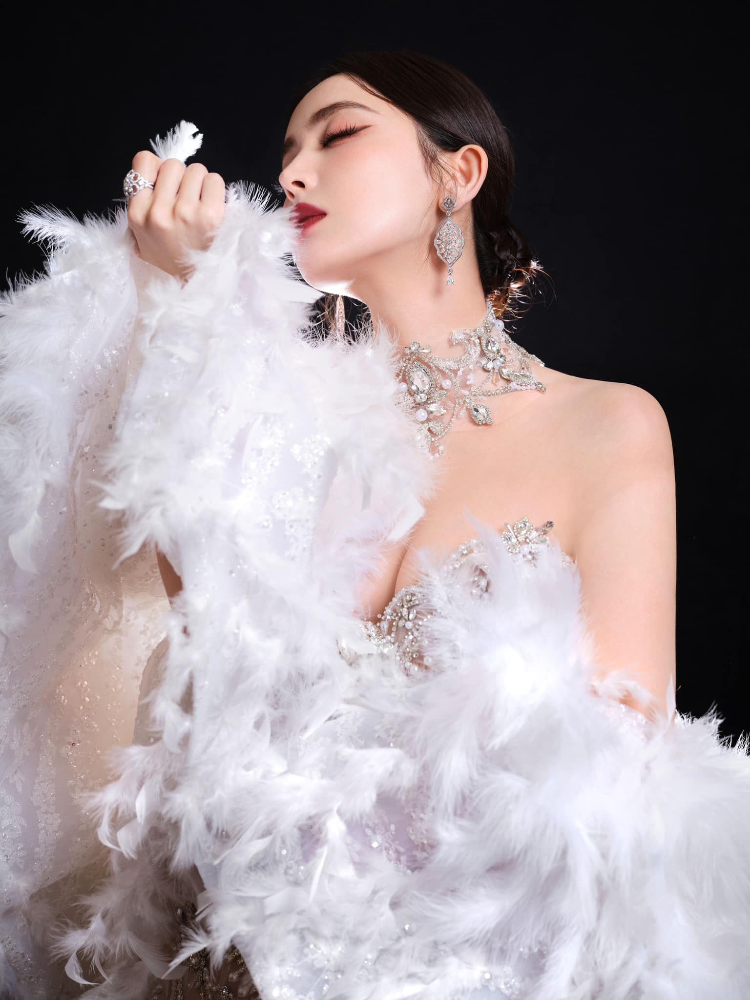 Loạt hình ảnh khiến Na Trát được netizen xứ Trung khẳng định 'hạ knock out' toàn bộ dàn sao trong sự kiện