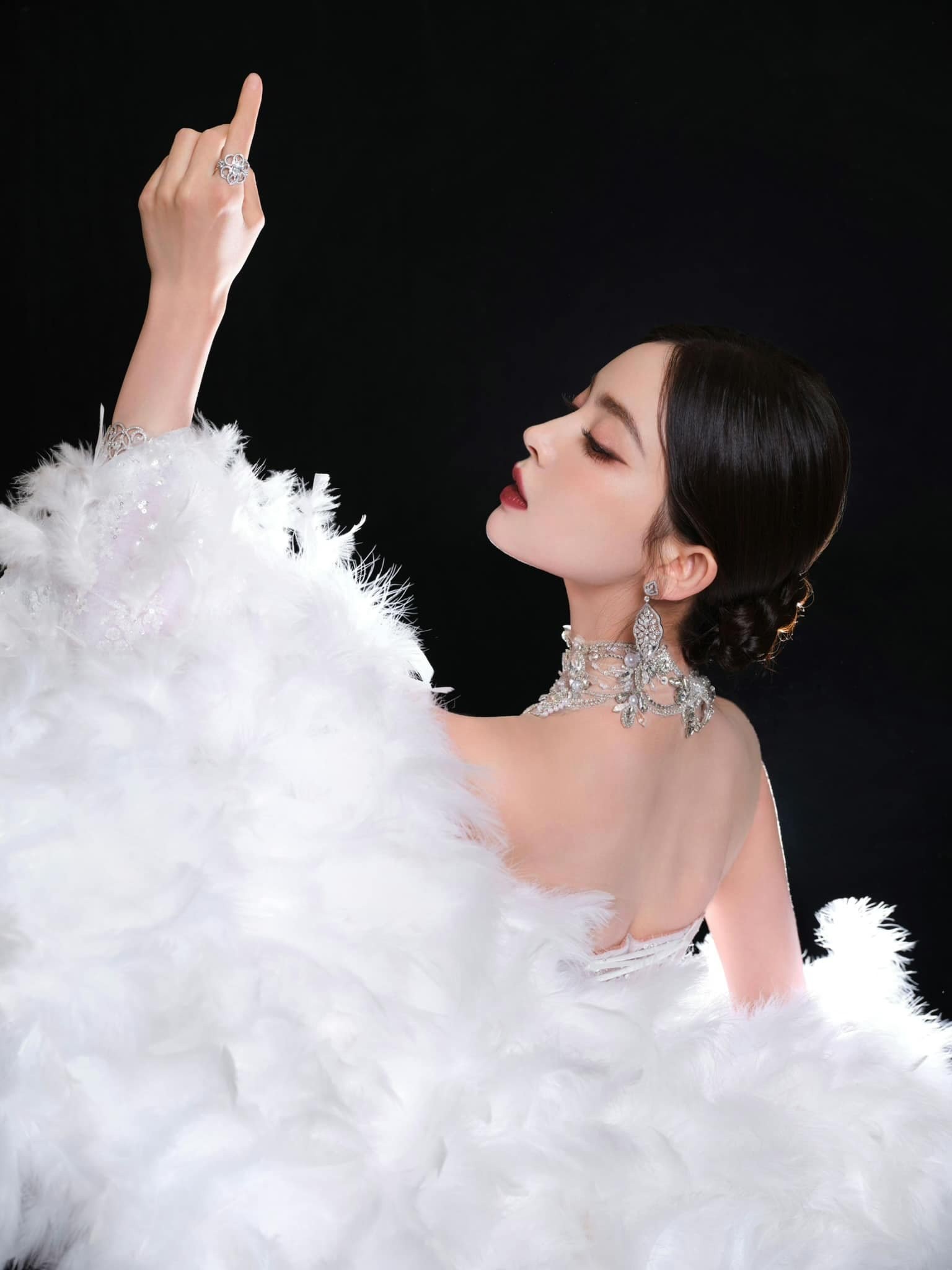 Cổ Lực Na Trát gây chấn động cõi mạng vì vẻ đẹp kinh diễm siêu thực, hạ 'knock out' Địch Lệ Nhiệt Ba - Ảnh 2