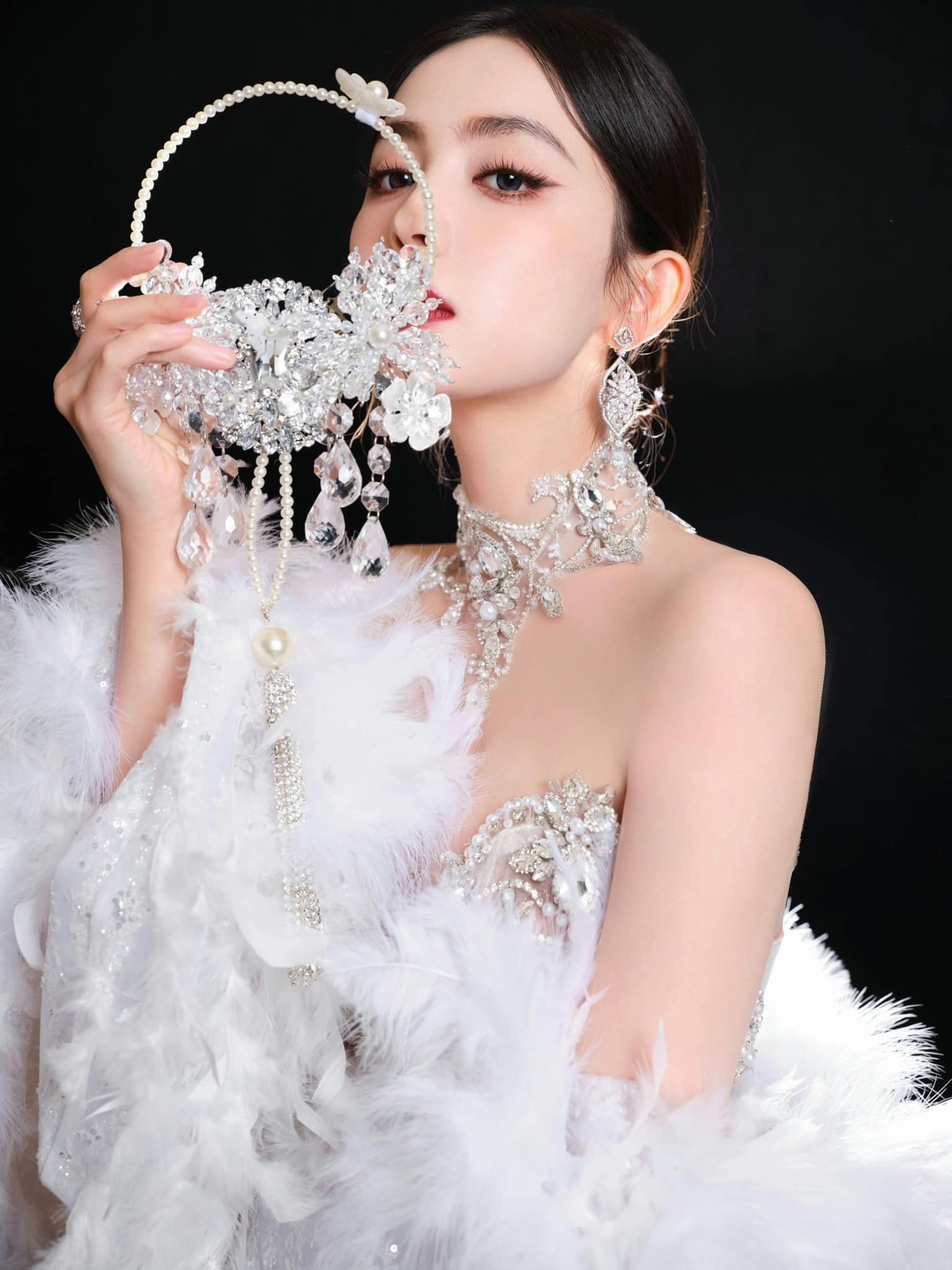 Được biết nữ diễn viên diện đồ của NTK đến từ Việt Nam