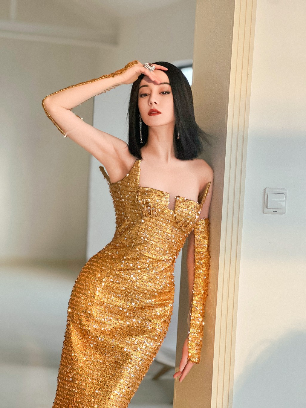 Địch Lệ Nhiệt Ba và tỷ lệ cơ thể gây sốt tại sự kiện Vogue