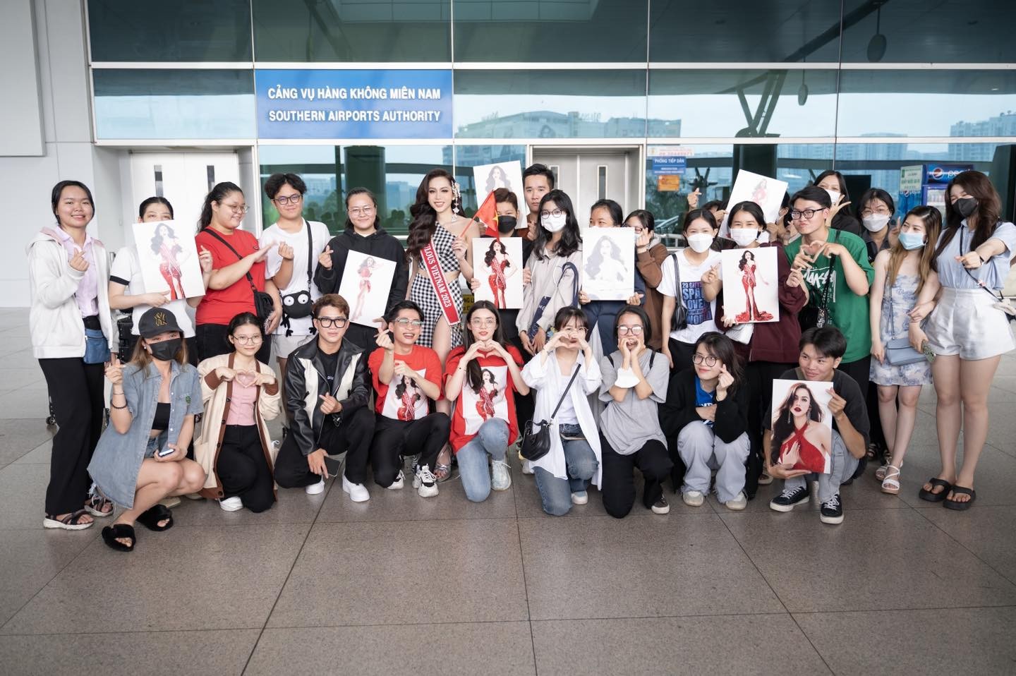 Lương Mỹ Kỳ mang hơn 100kg hành lý, ekip 20 người lên đường 'chinh chiến' Miss Fabulous International 2023 - Ảnh 1