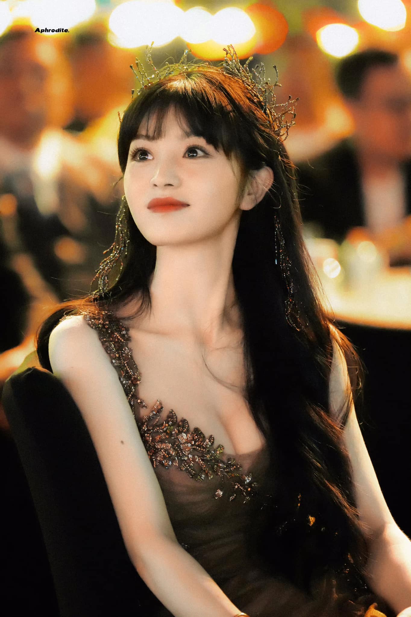 Điền Hi Vi gây sốt với body bốc lửa trong chiếc váy khoét sâu vòng 1 tại Đêm hội iQiyi