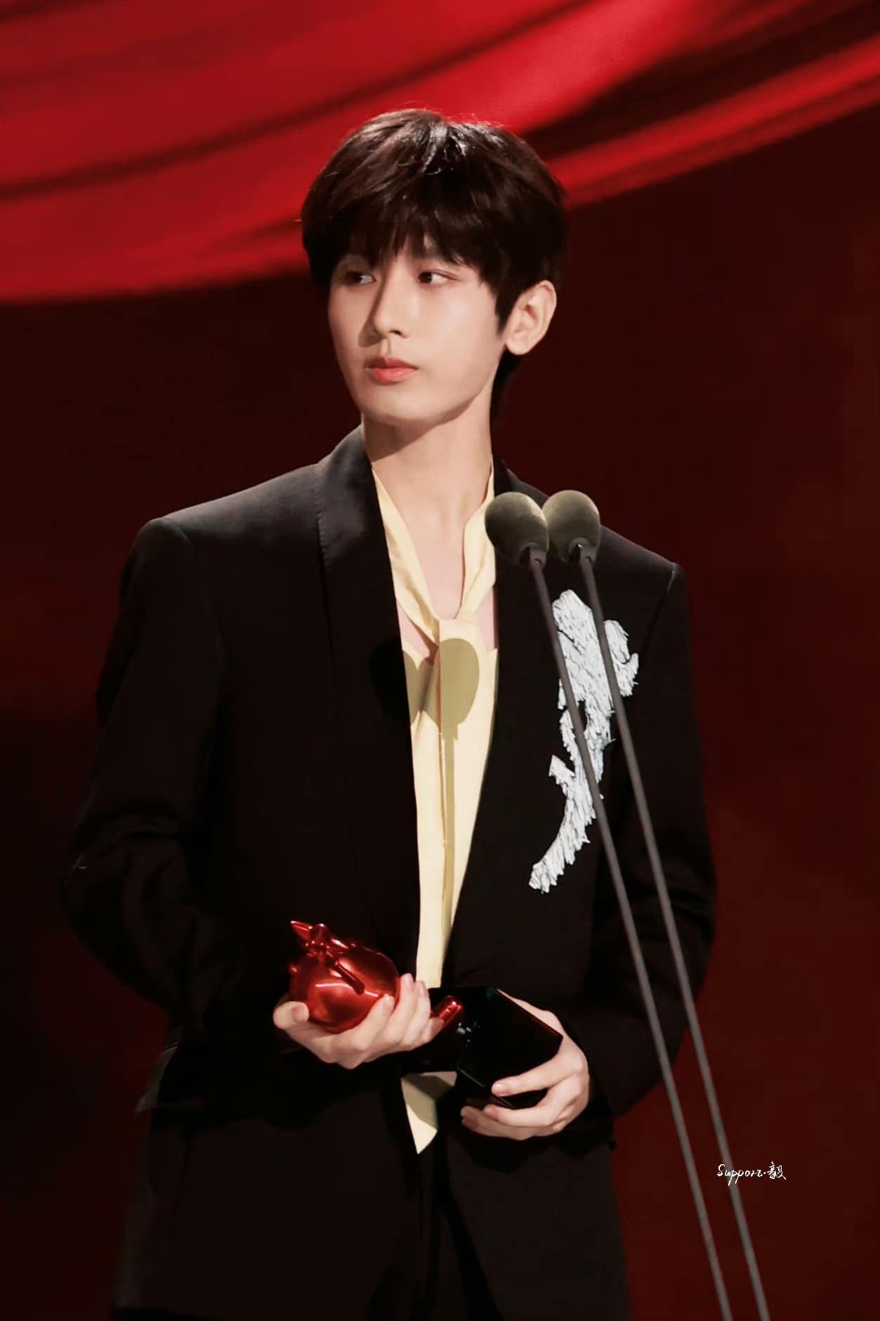 Nhờ thành công về mặt doanh thu của 'Liên Hoa Lâu' mang lại cho nền tảng IQIYI, Thành Nghị đã xuất sắc được vinh danh là 'Nam diễn viên có sức ảnh hưởng nhất năm' tại Đêm hội iQIYI