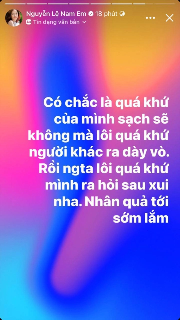 Nam Em vô cùng cứng rắn, bảo vệ bạn trai hết mức sau khi anh bị cộng đồng mạng tấn công. Nam Em vô cùng cứng rắn, bảo vệ bạn trai hết mức sau khi anh bị cộng đồng mạng tấn công.