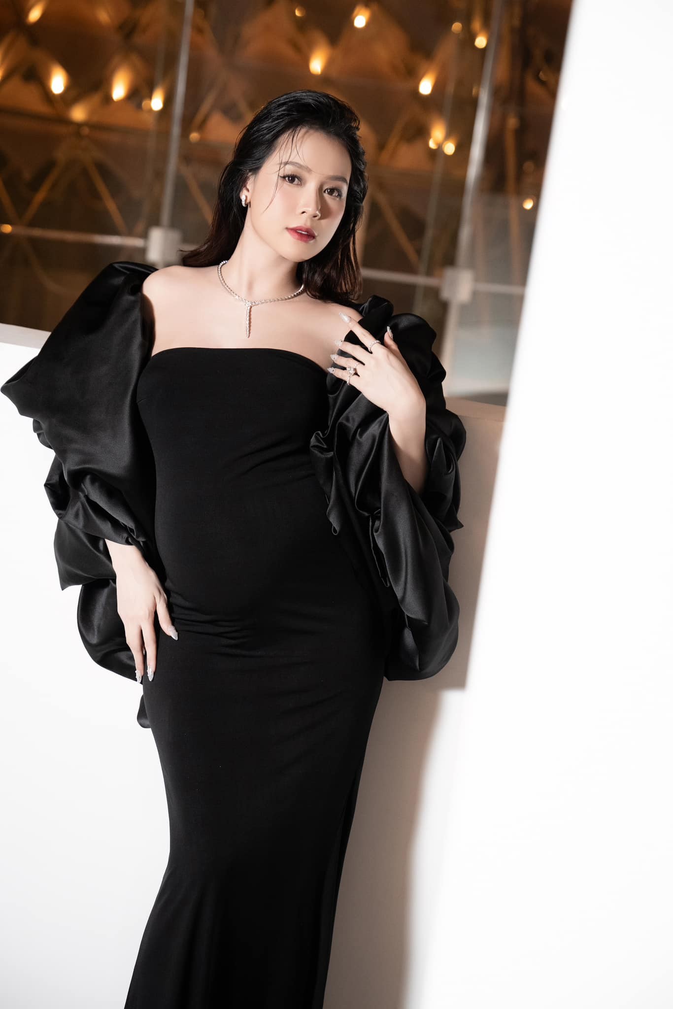 Mỹ nhân sinh năm 1990 diện chiếc đầm đen quyến rũ lộ rõ bụng bầu nhưng vẫn vô cùng xinh đẹp, gợi cảm