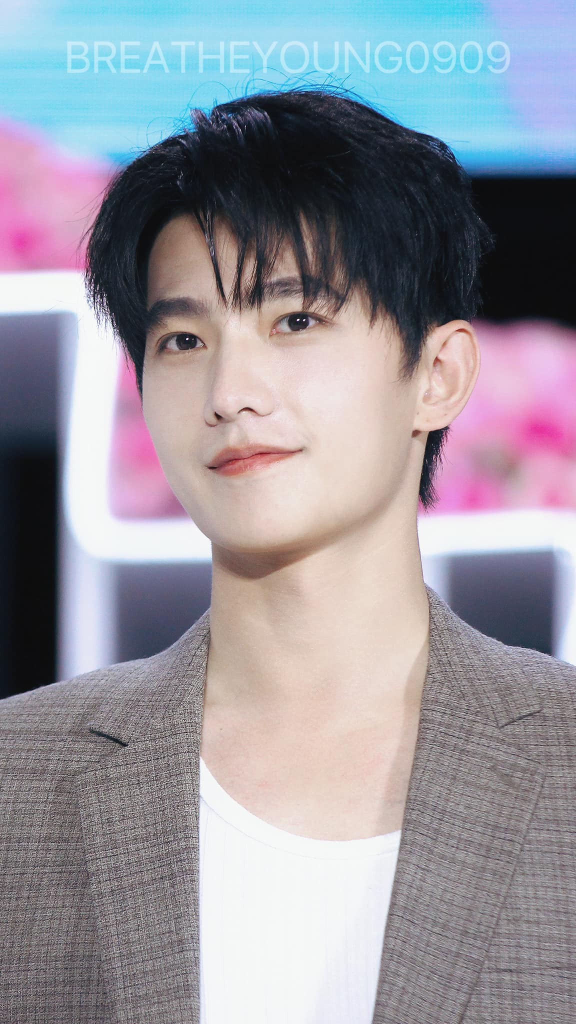 Dương Dương lên hot search vì visual đỉnh cao khi xuất hiện tại một sự kiện